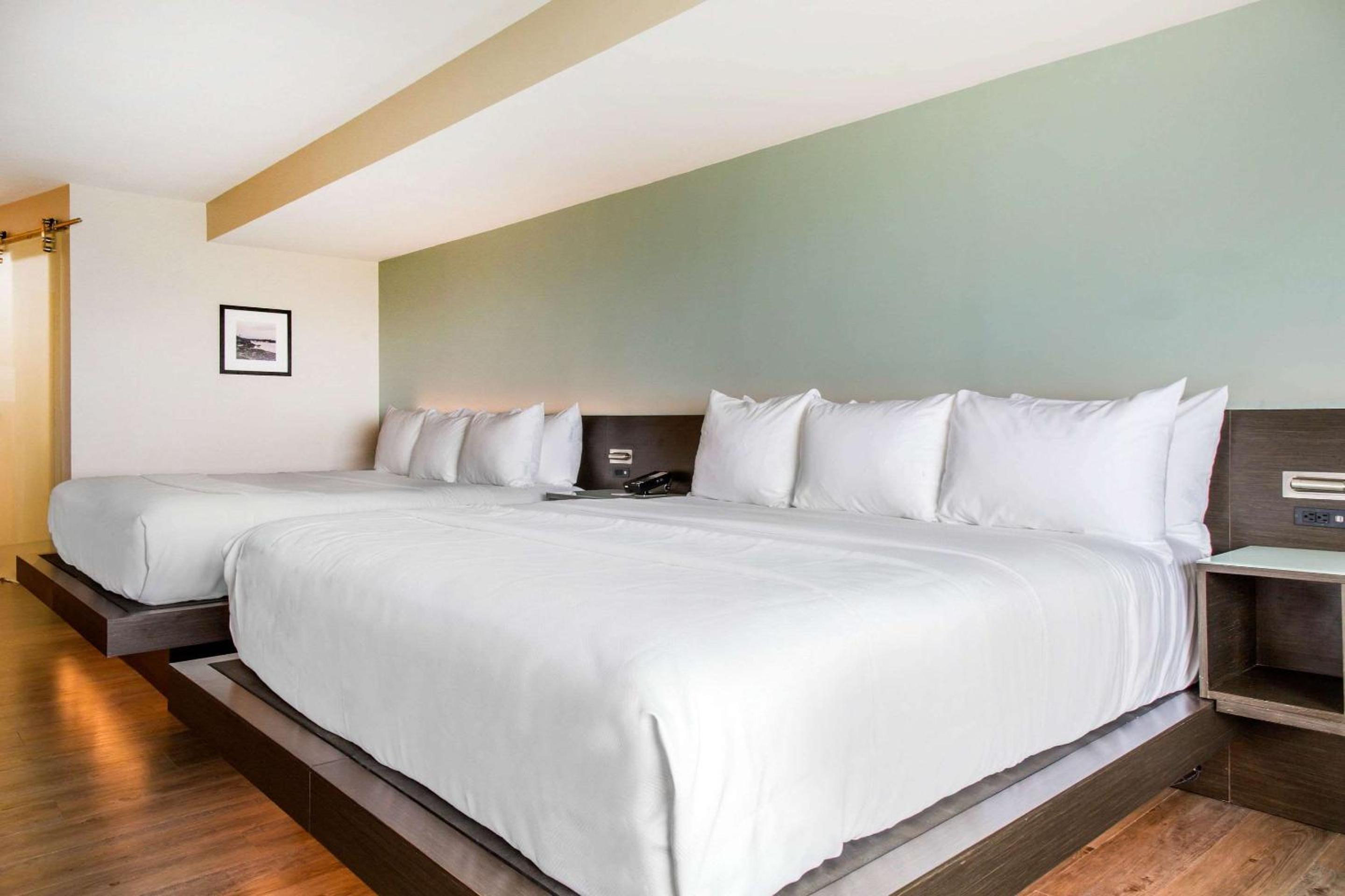 King Room with Two King Beds - Non-Smoking - Photo 8