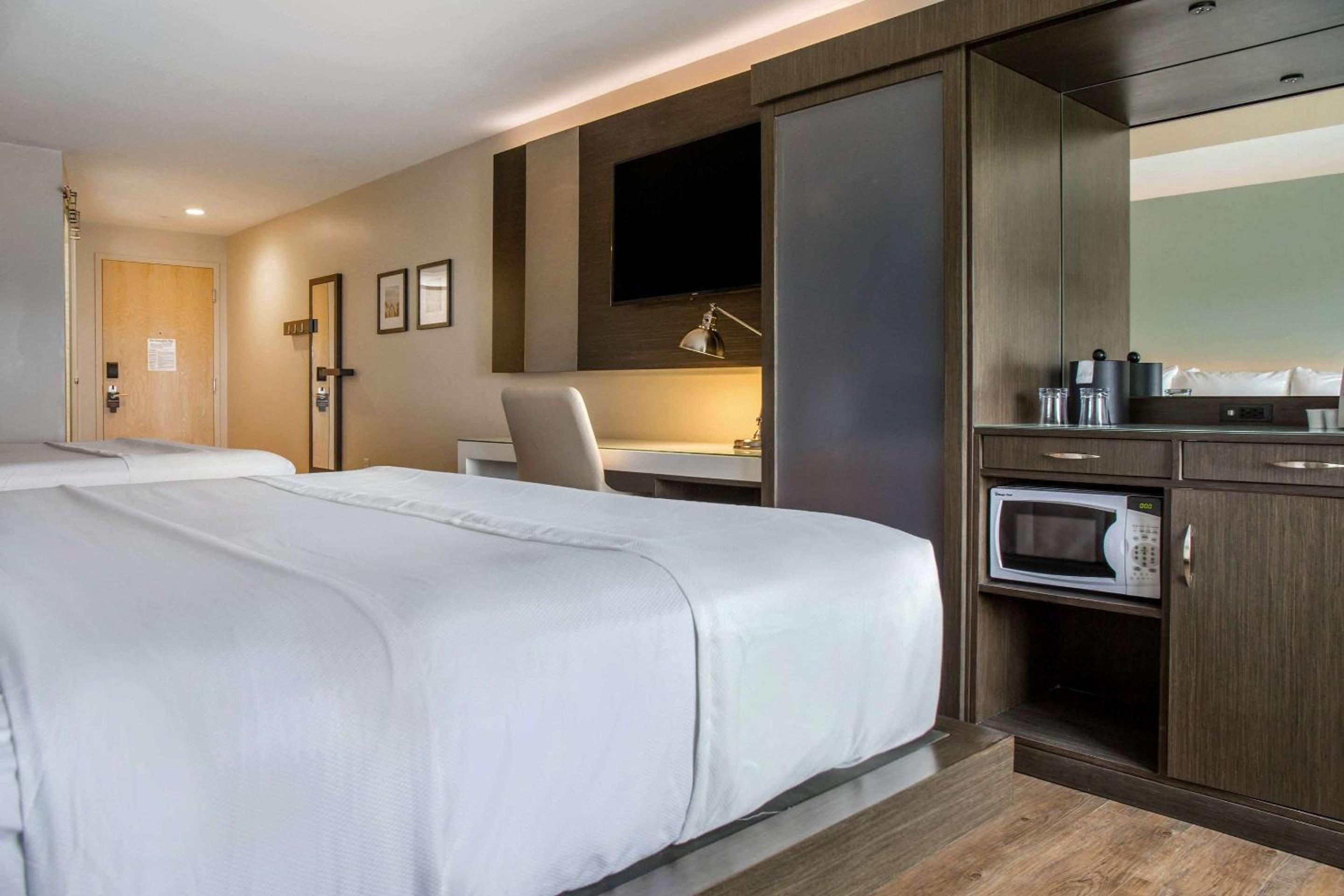 King Room with Two King Beds - Non-Smoking - Photo 10