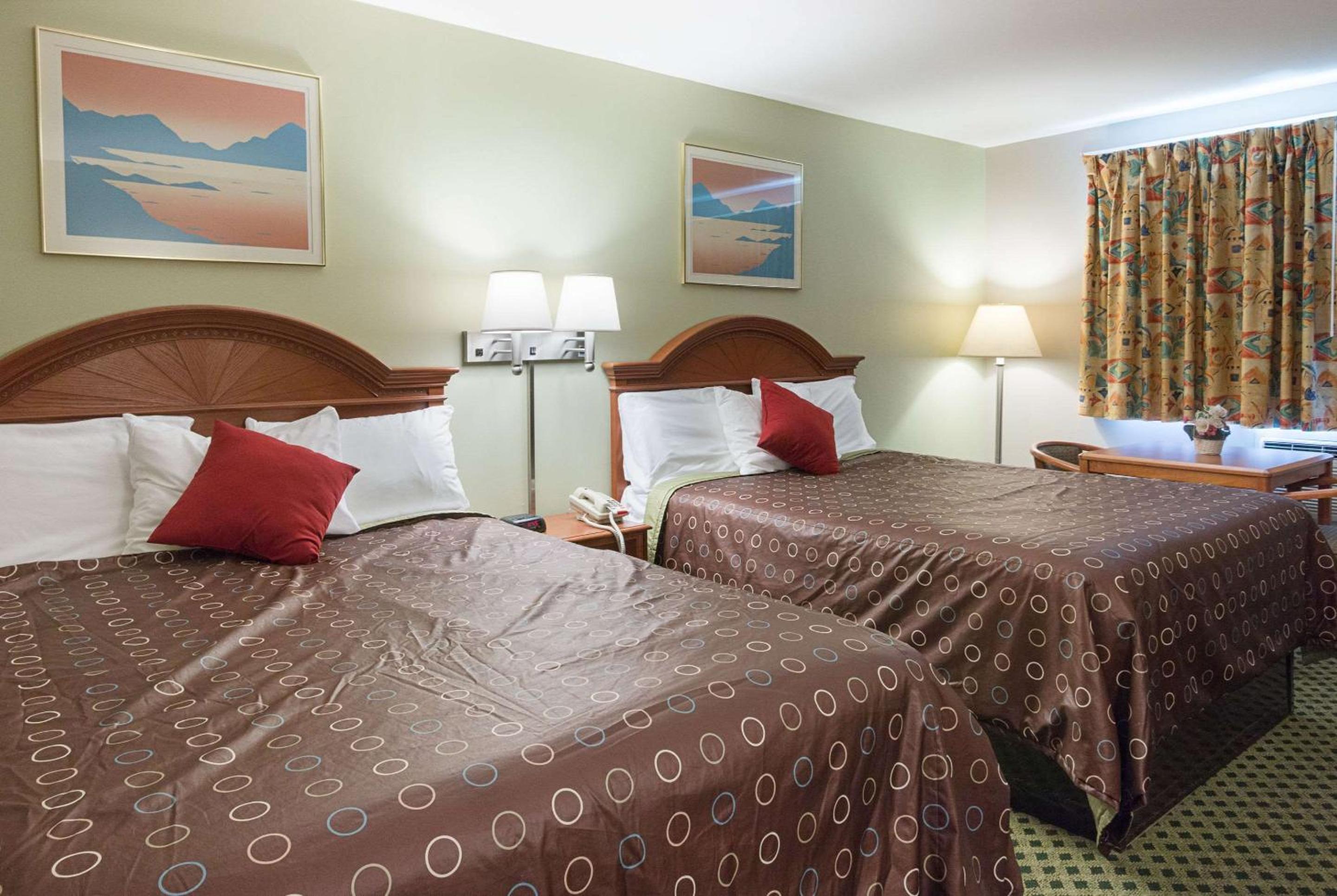 Queen Room with Two Queen Beds - Non-Smoking - Photo 6