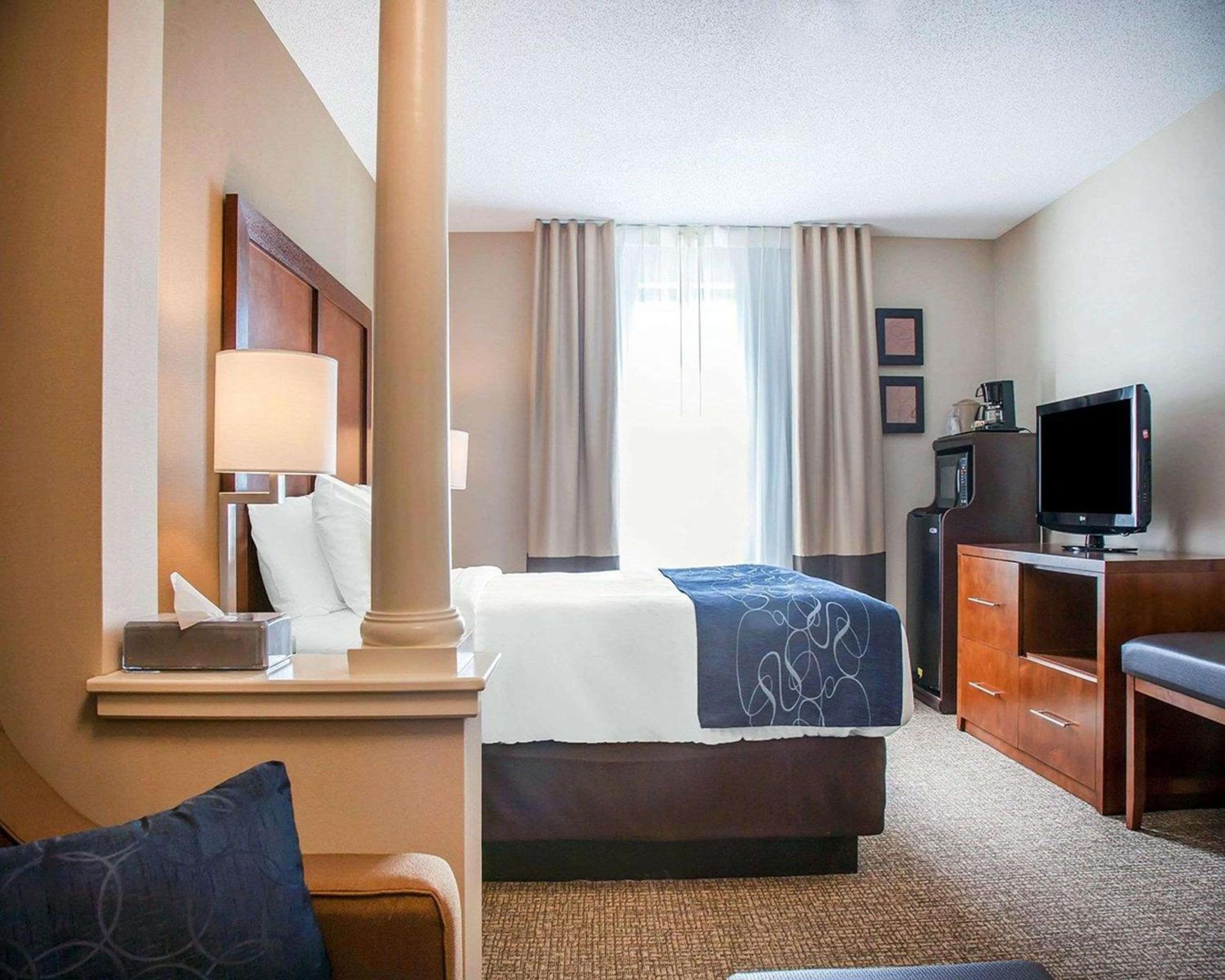 Queen Suite - Non-Smoking - Accessible - Photo 3