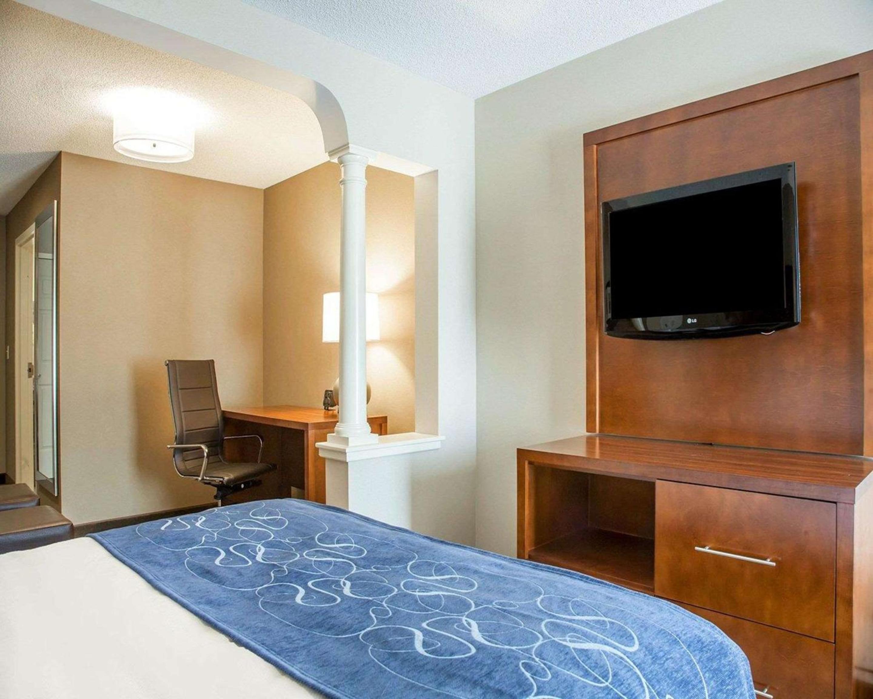 Queen Suite with Two Queen Beds - Non Smoking - Photo 3