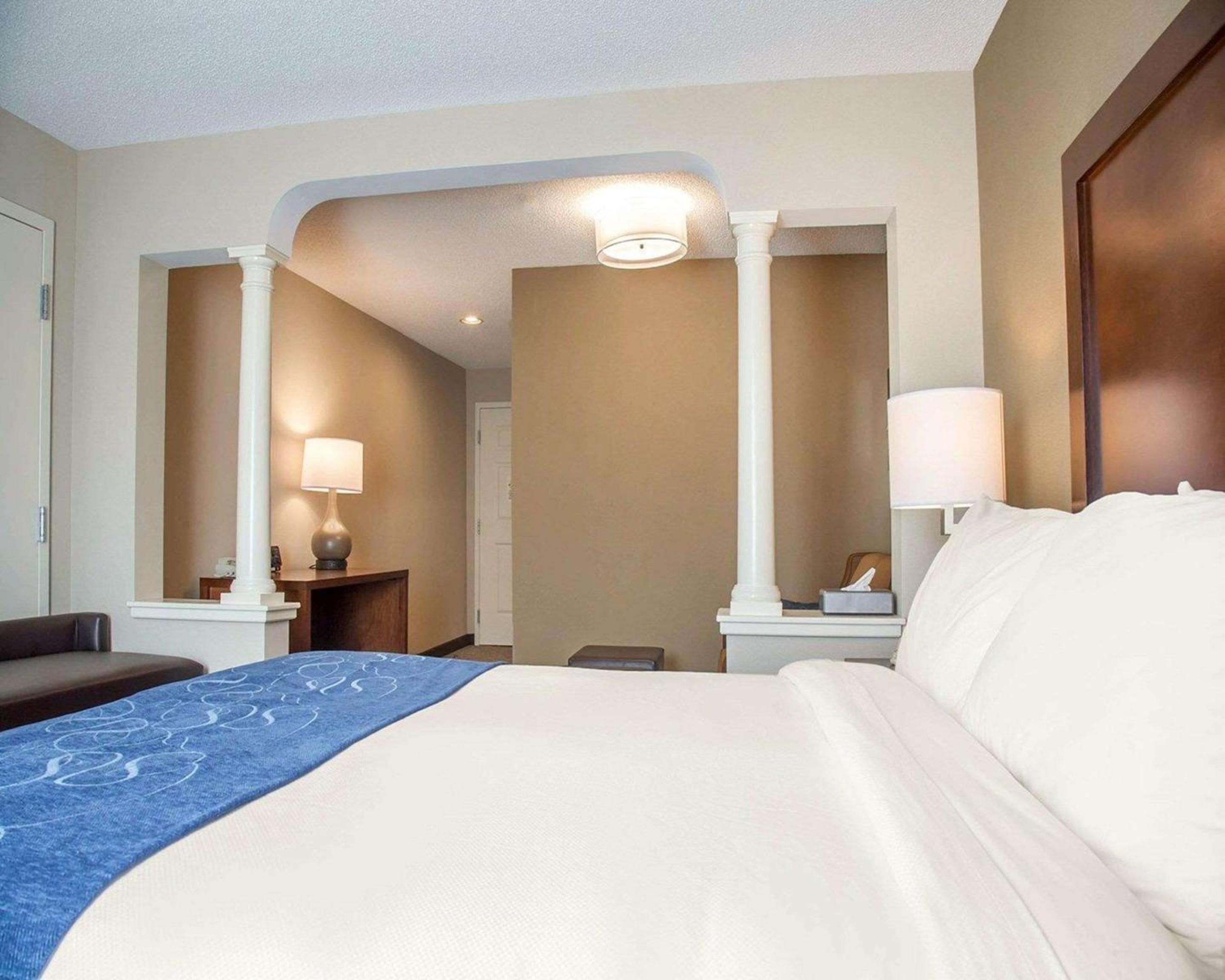 Queen Suite - Non-Smoking - Accessible - Photo 2