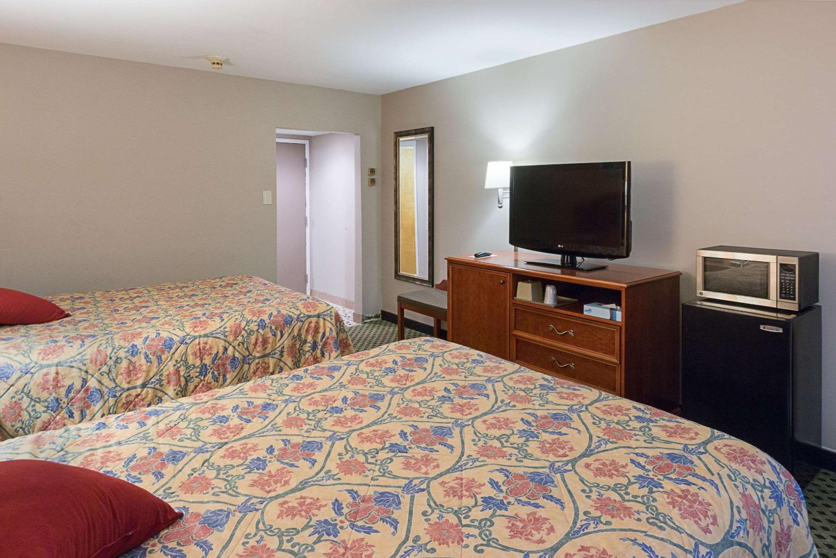 Queen Room with Two Queen Beds - Non-Smoking - Photo 4