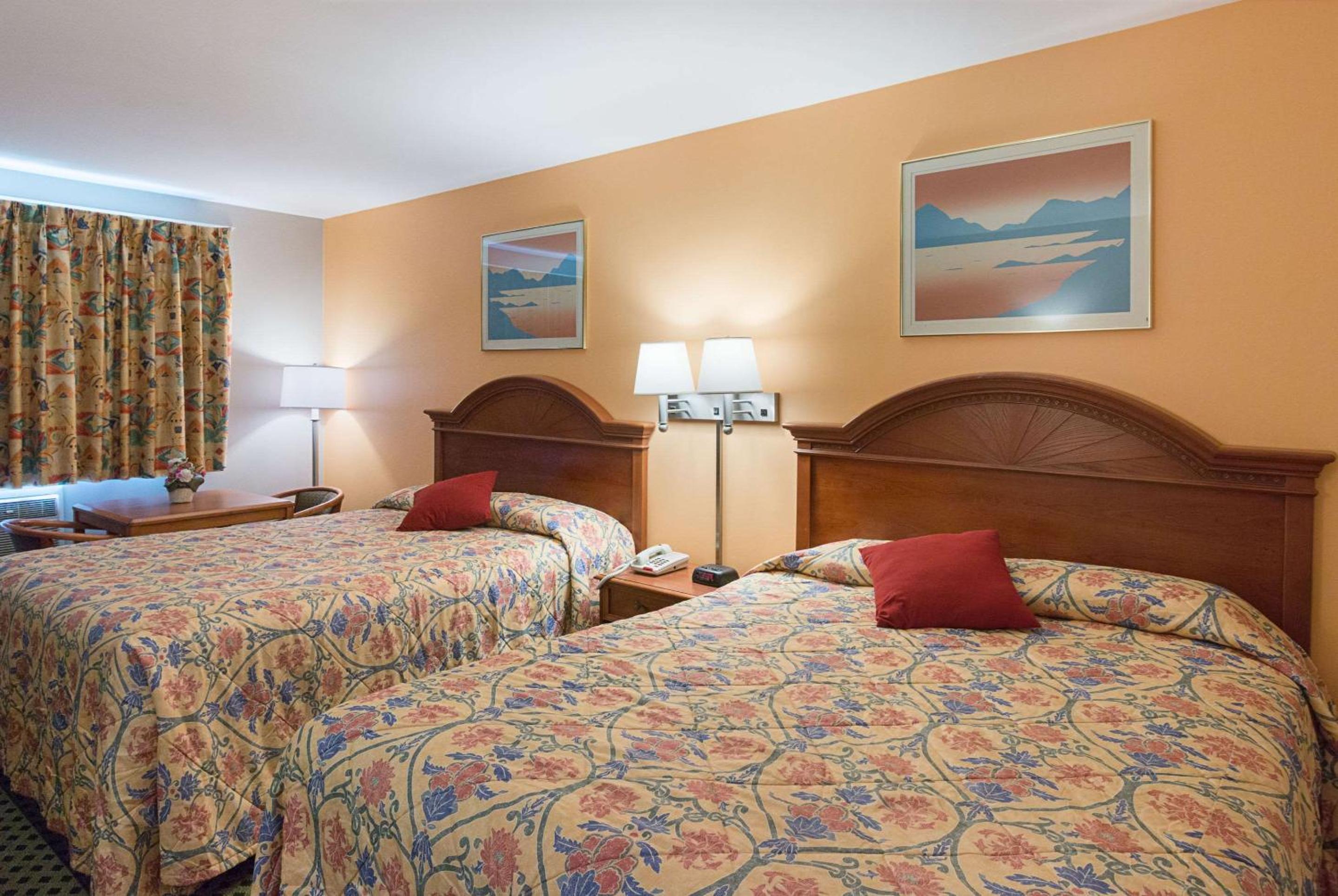 Queen Room with Two Queen Beds - Non-Smoking - Photo 5