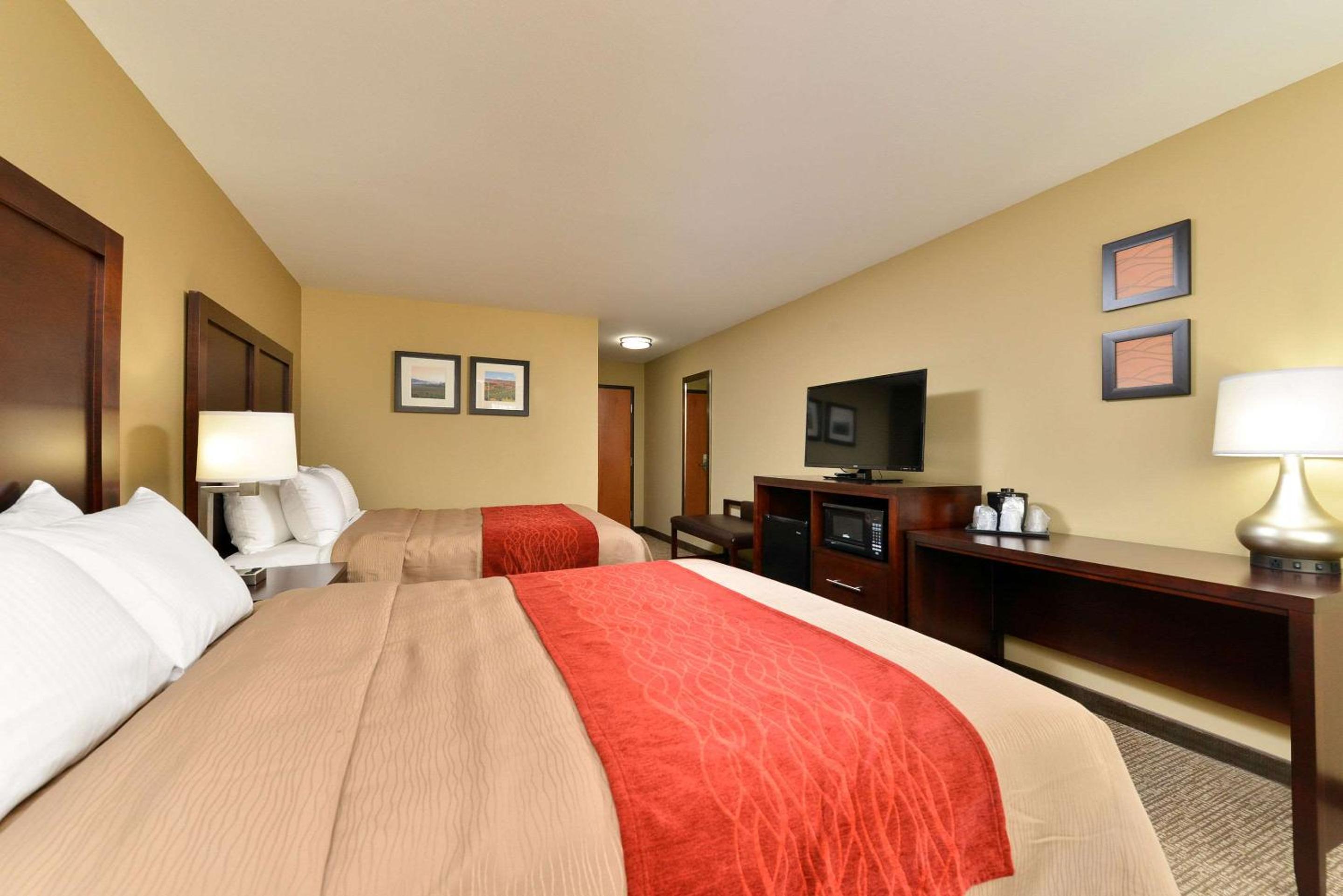 Queen Room With Two Queen Beds photo 3