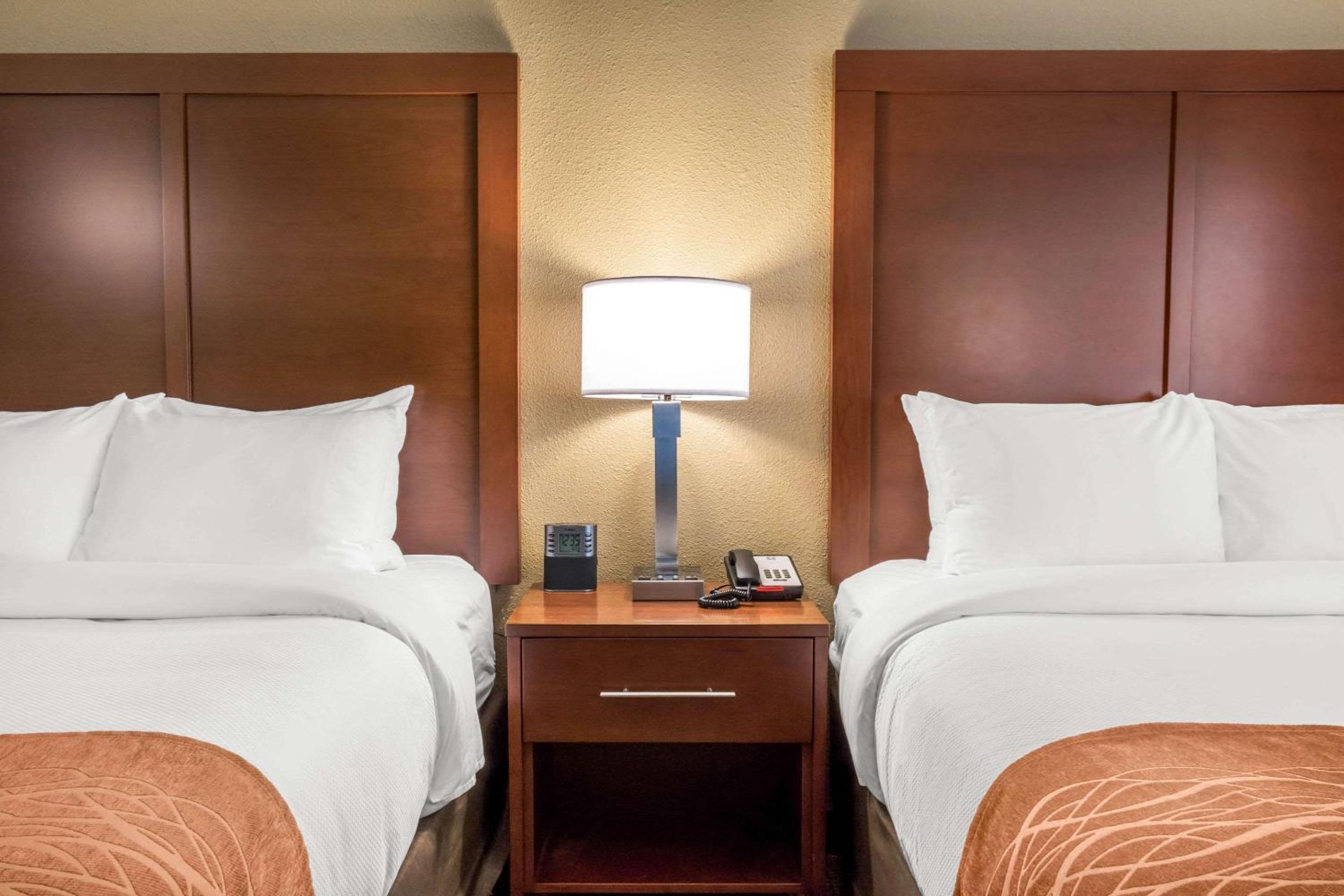 Queen Room with Two Queen Beds - Non-Smoking - Photo 4