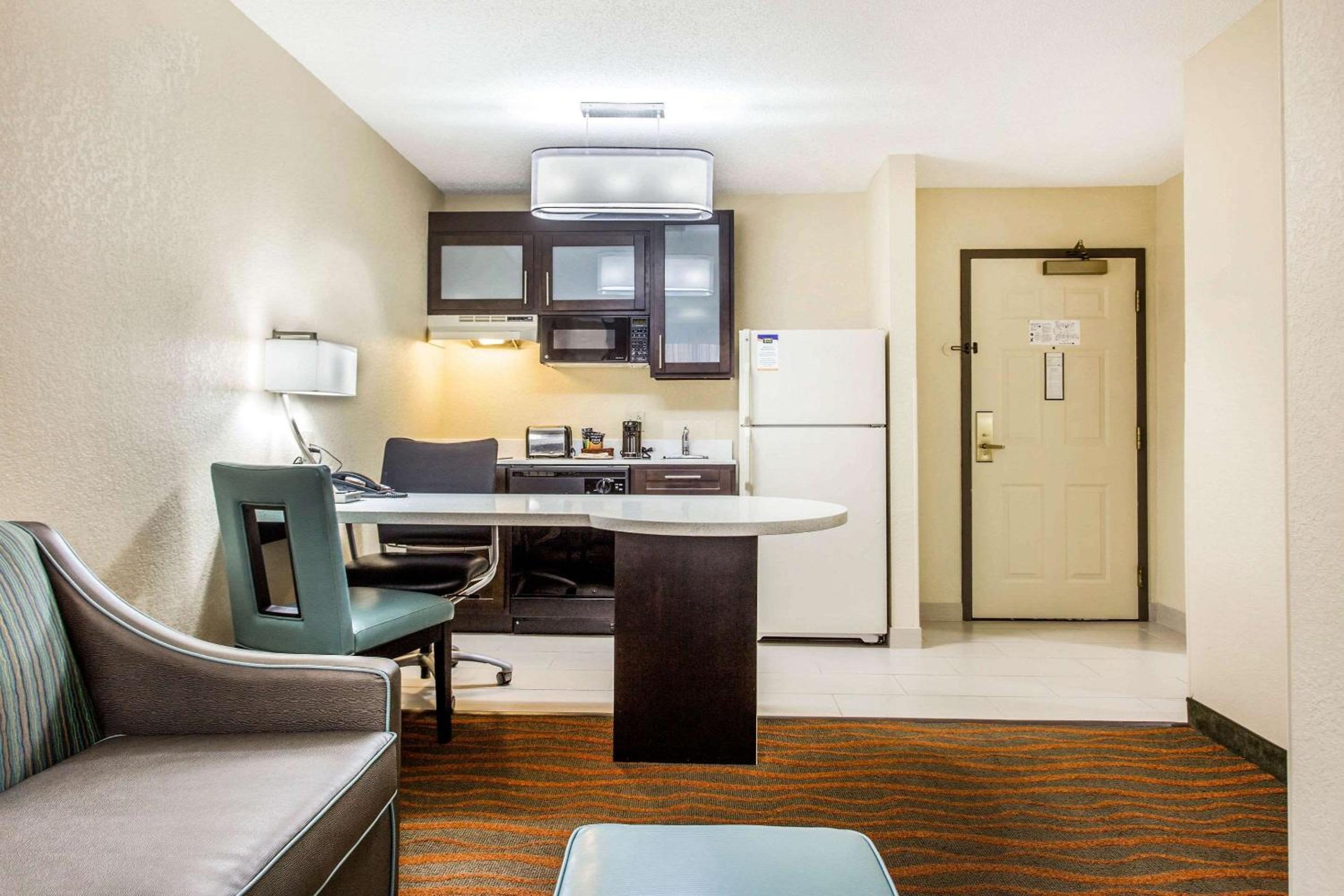 One-Bedroom Queen Suite with Sofa Bed - Non-Smoking