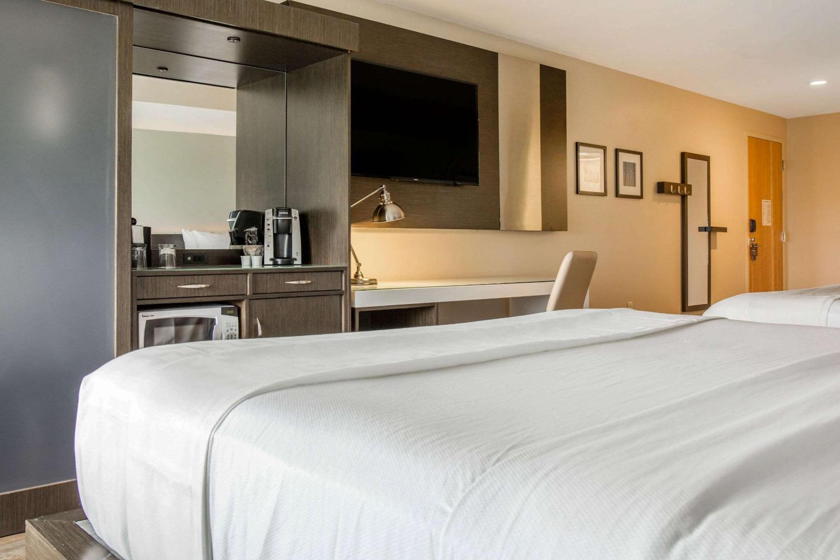 King Room with Two King Beds - Non-Smoking - Photo 7