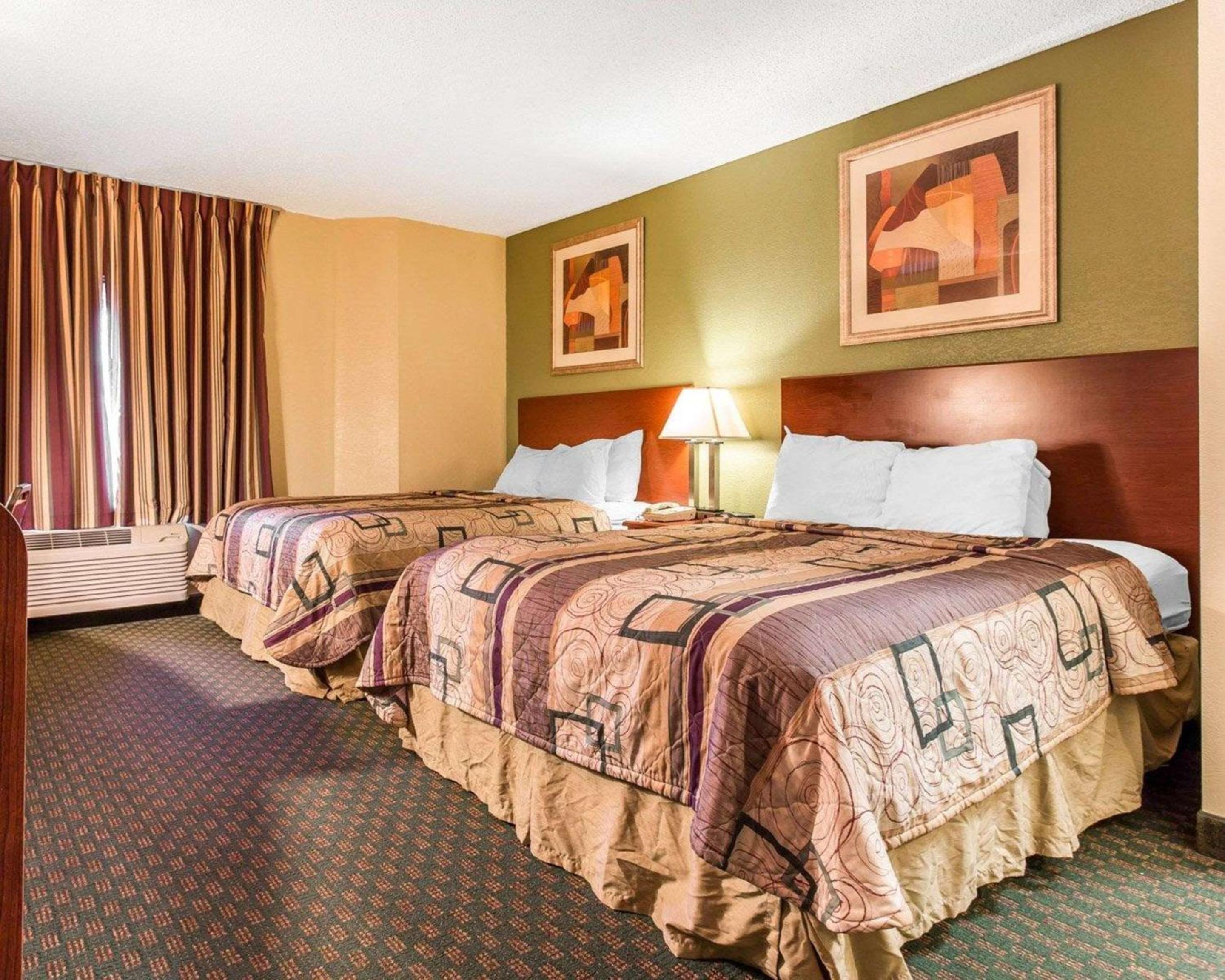 Queen Room with Two Queen Beds - Non-Smoking - Photo 1