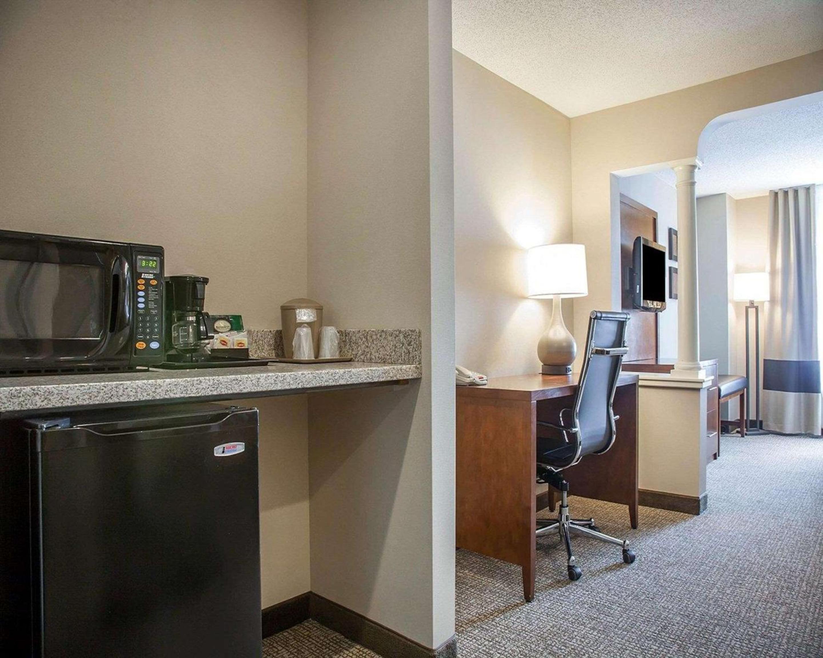 King Suite with Sofa Bed - Non-Smoking - Photo 3