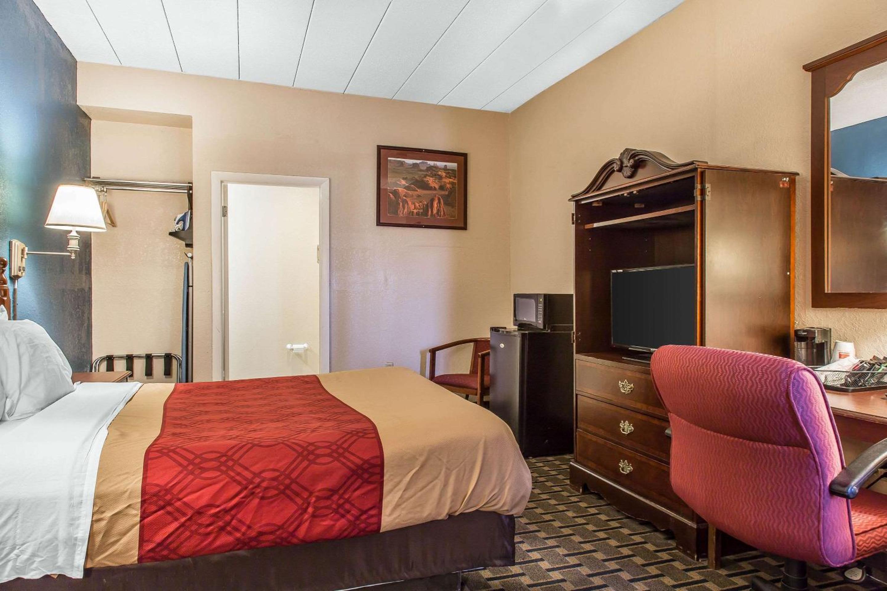 Queen Room - Non-Smoking - Photo 3