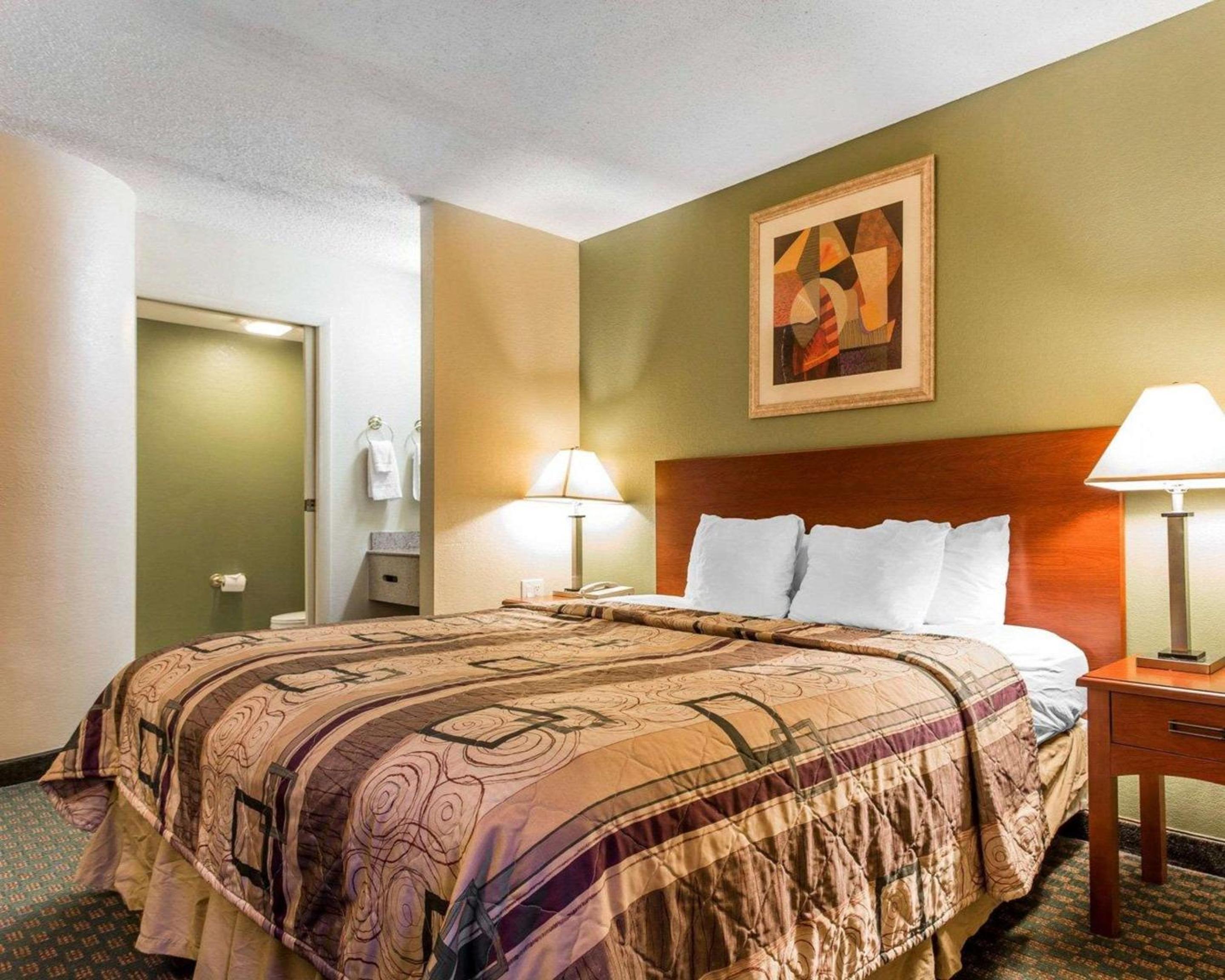 King Room - Non-Smoking - Photo 2