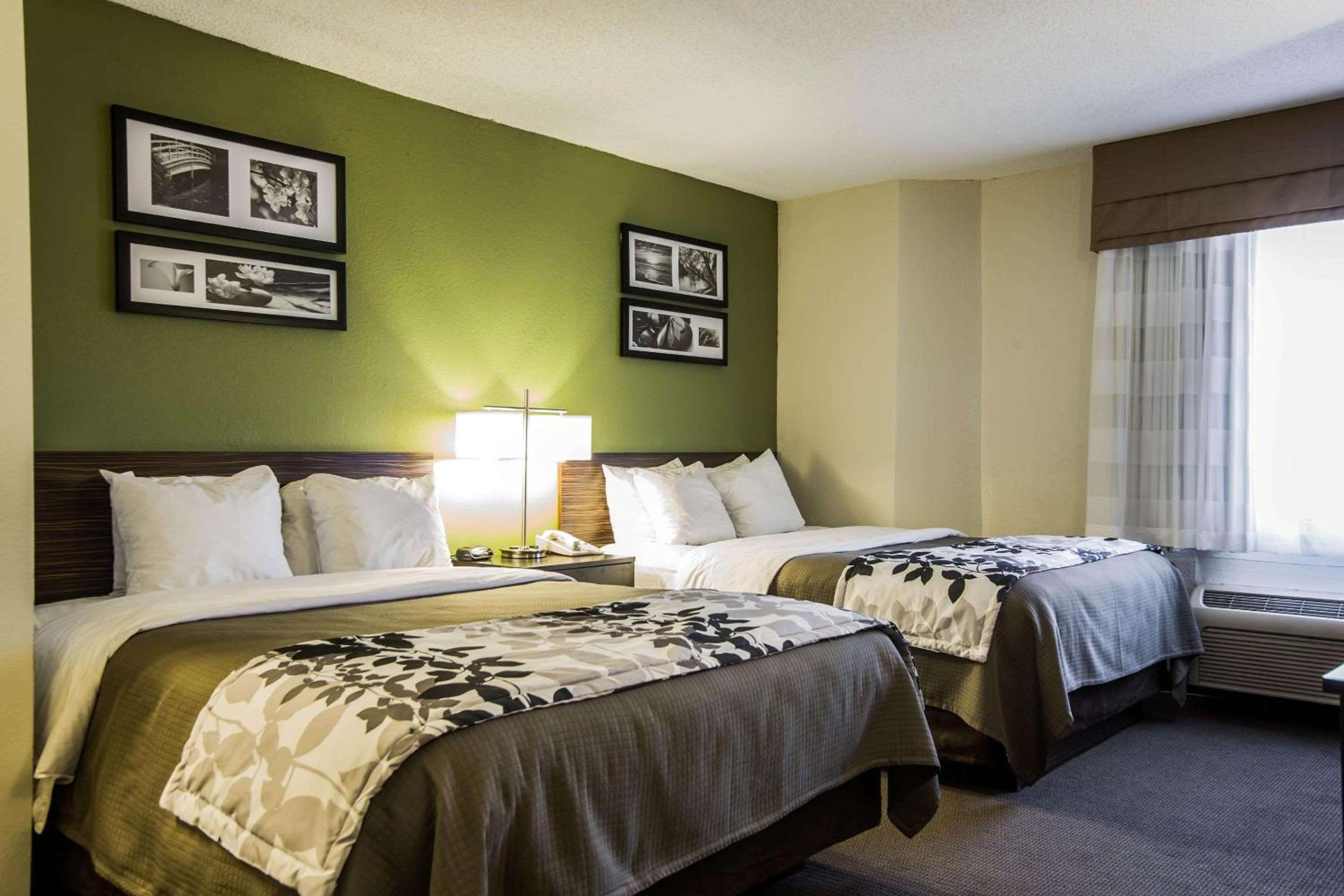Queen Room with Two Queen Beds - Non-Smoking - Photo 2