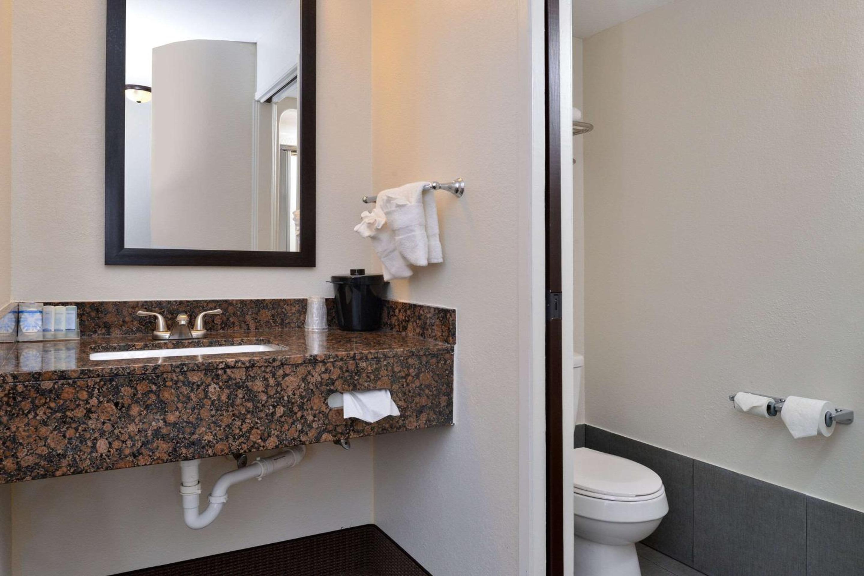 King Room - Non-Smoking - Photo 2