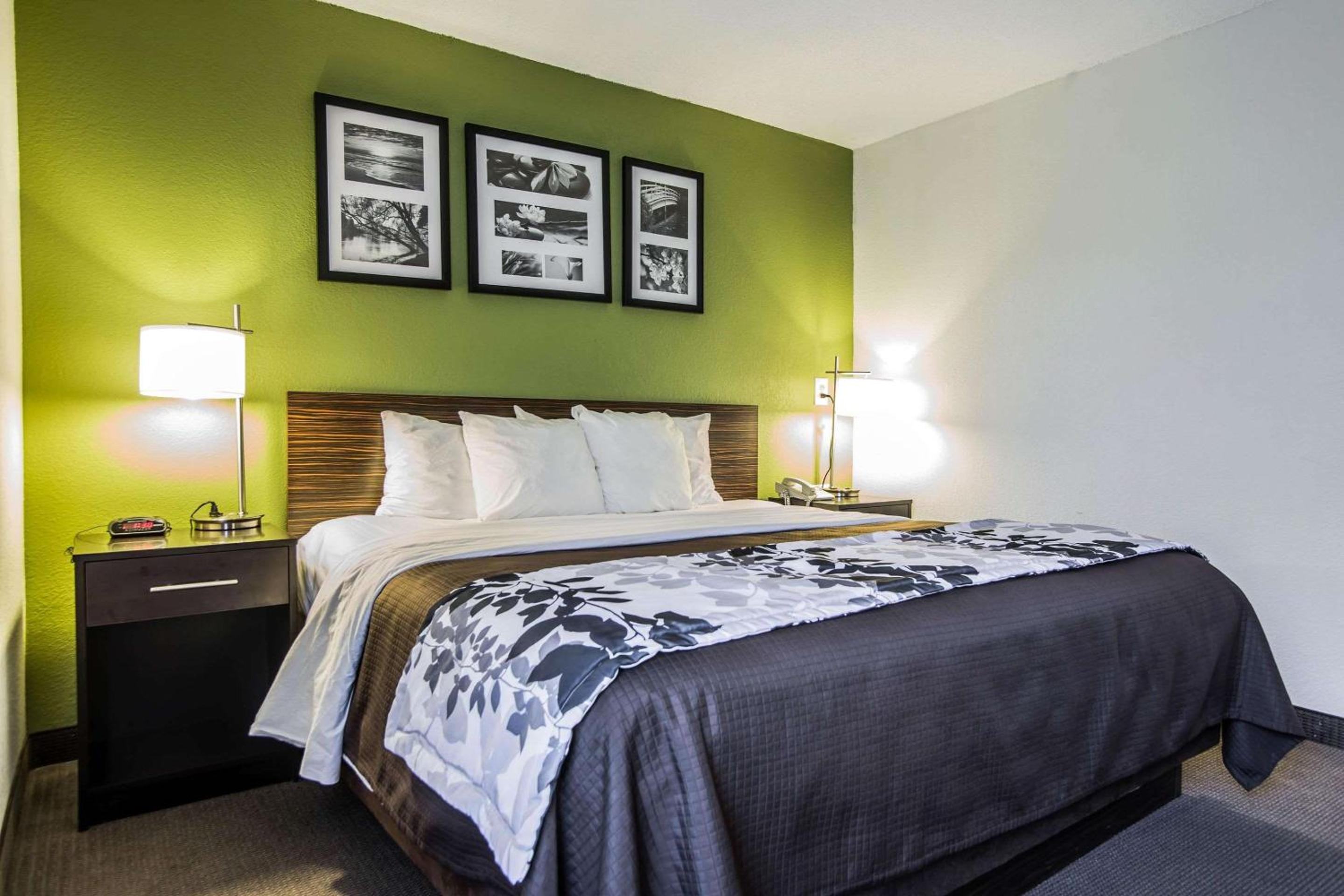 King Room with Whirlpool - Non-Smoking photo 3