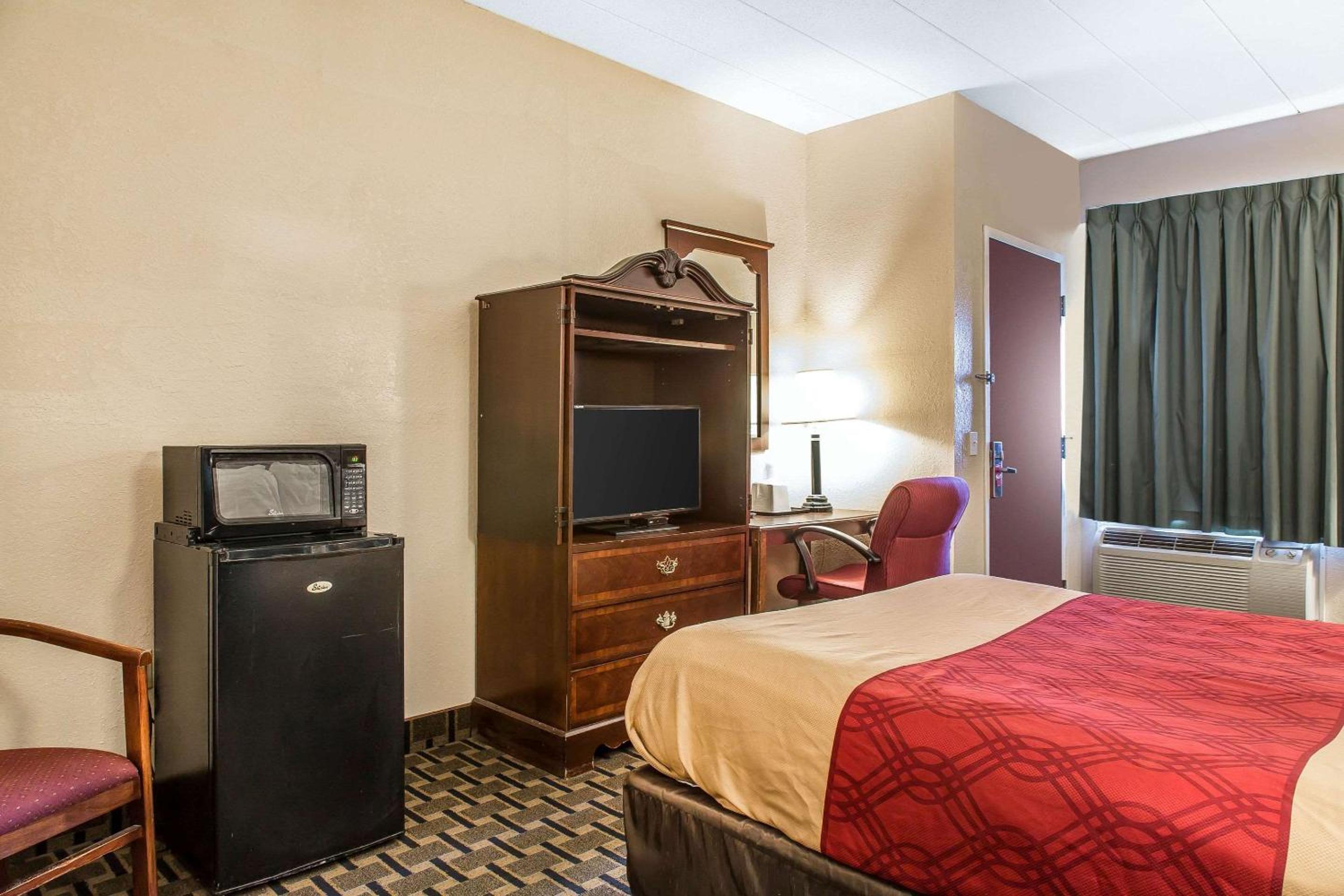 Queen Room - Non-Smoking - Photo 2
