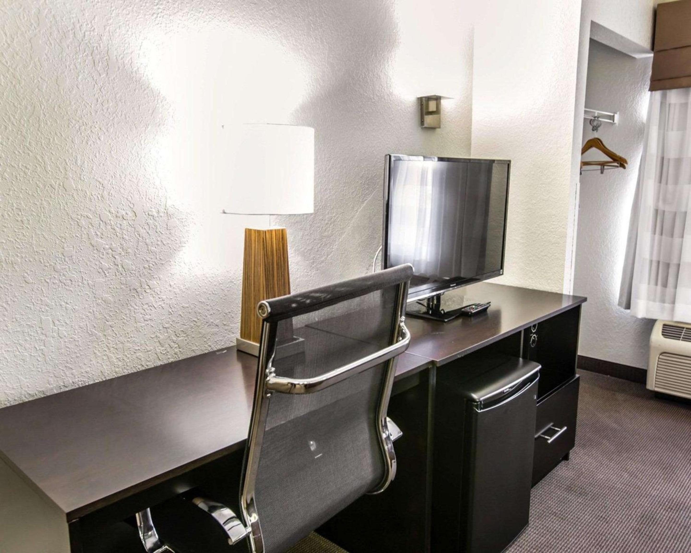 King Room - Non-Smoking - Photo 2