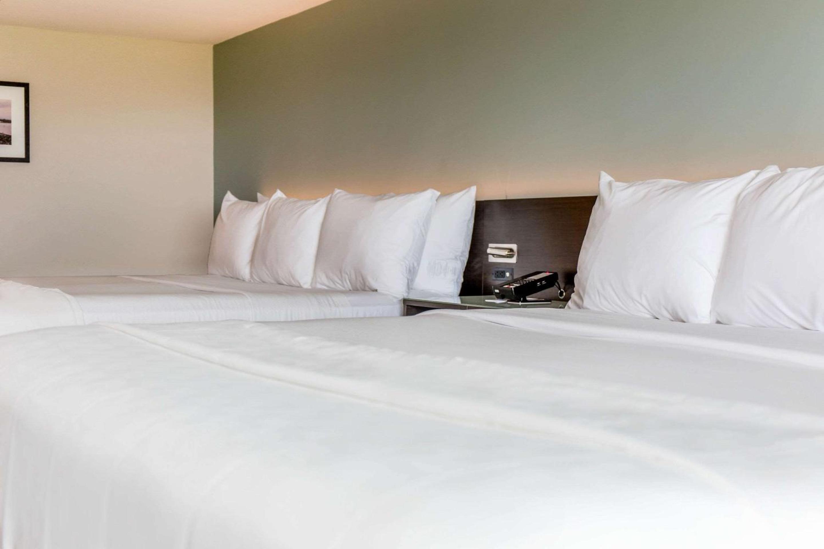 King Room with Two King Beds - Non-Smoking - Photo 9