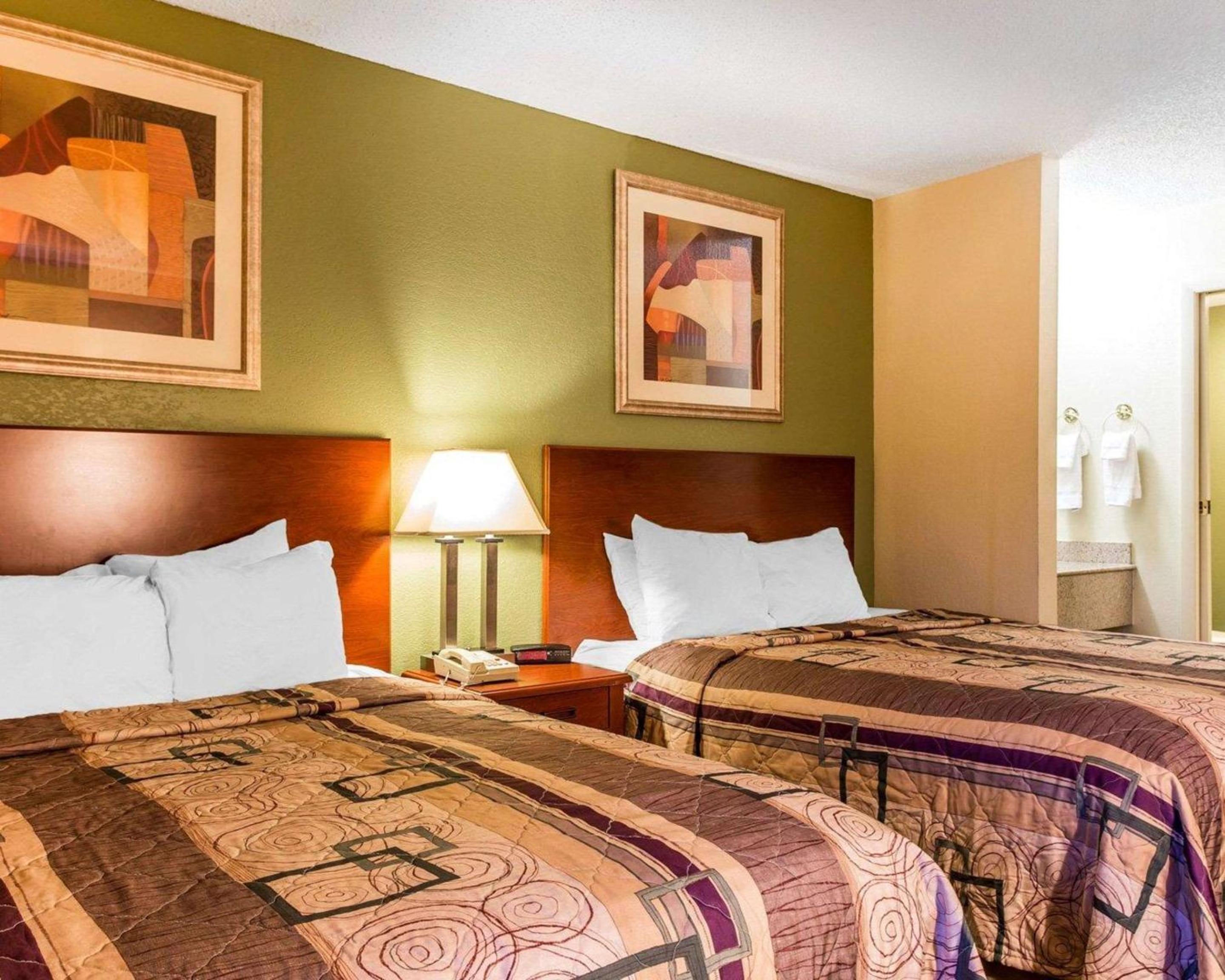 Queen Room with Two Queen Beds - Non-Smoking - Photo 3