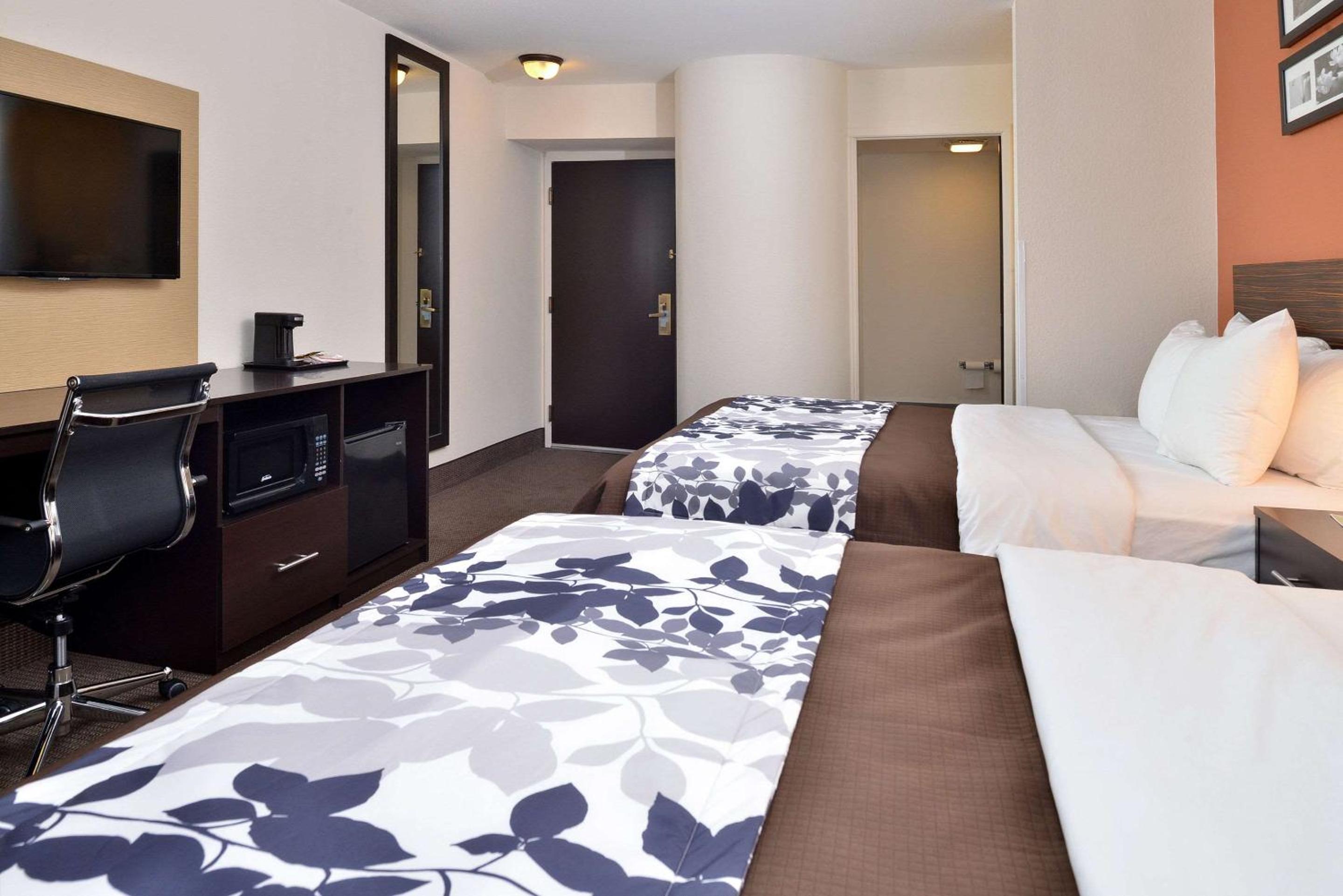 Queen Room with Two Queen Beds - Non-Smoking - Photo 3