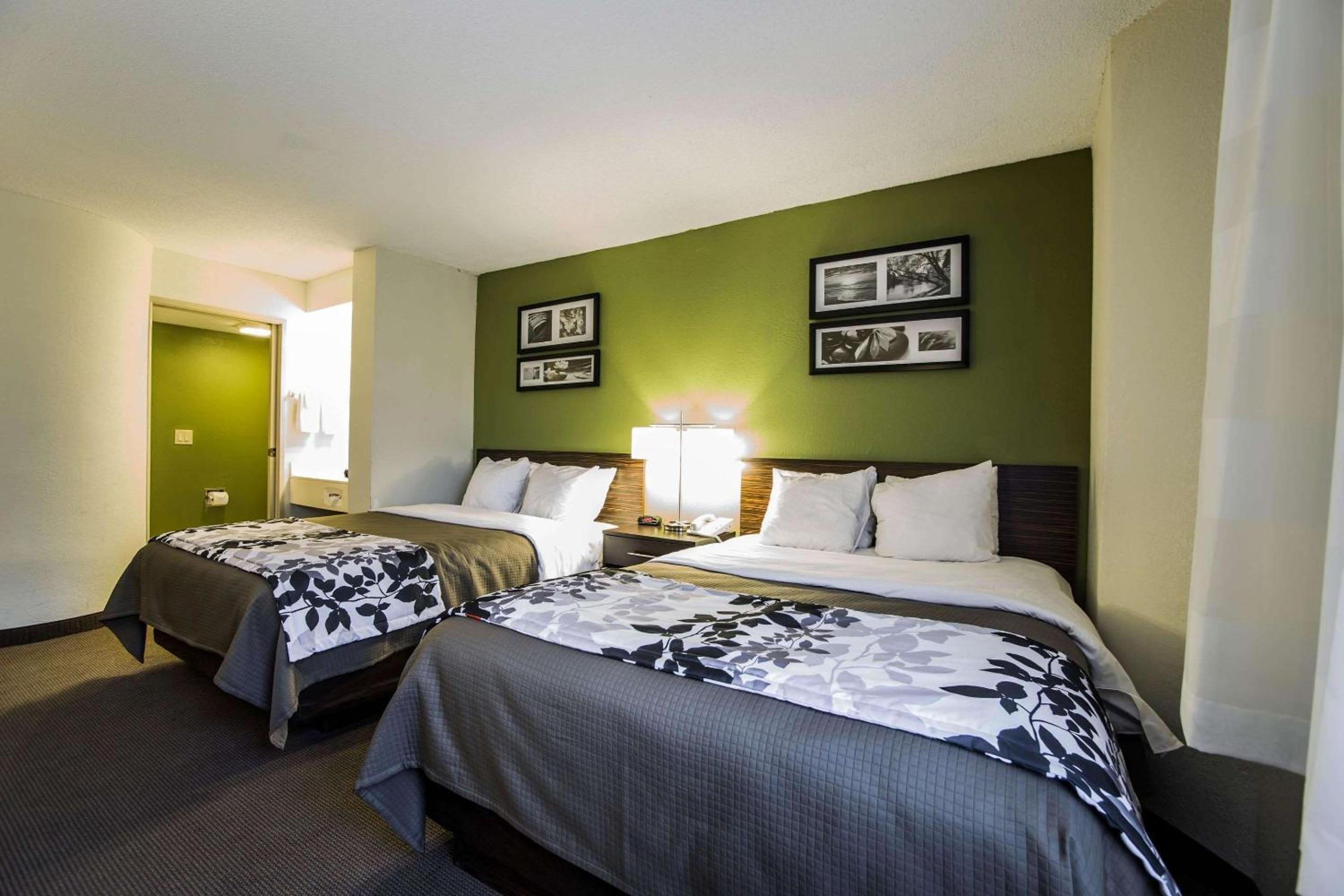 Queen Room with Two Queen Beds - Non-Smoking - Photo 3
