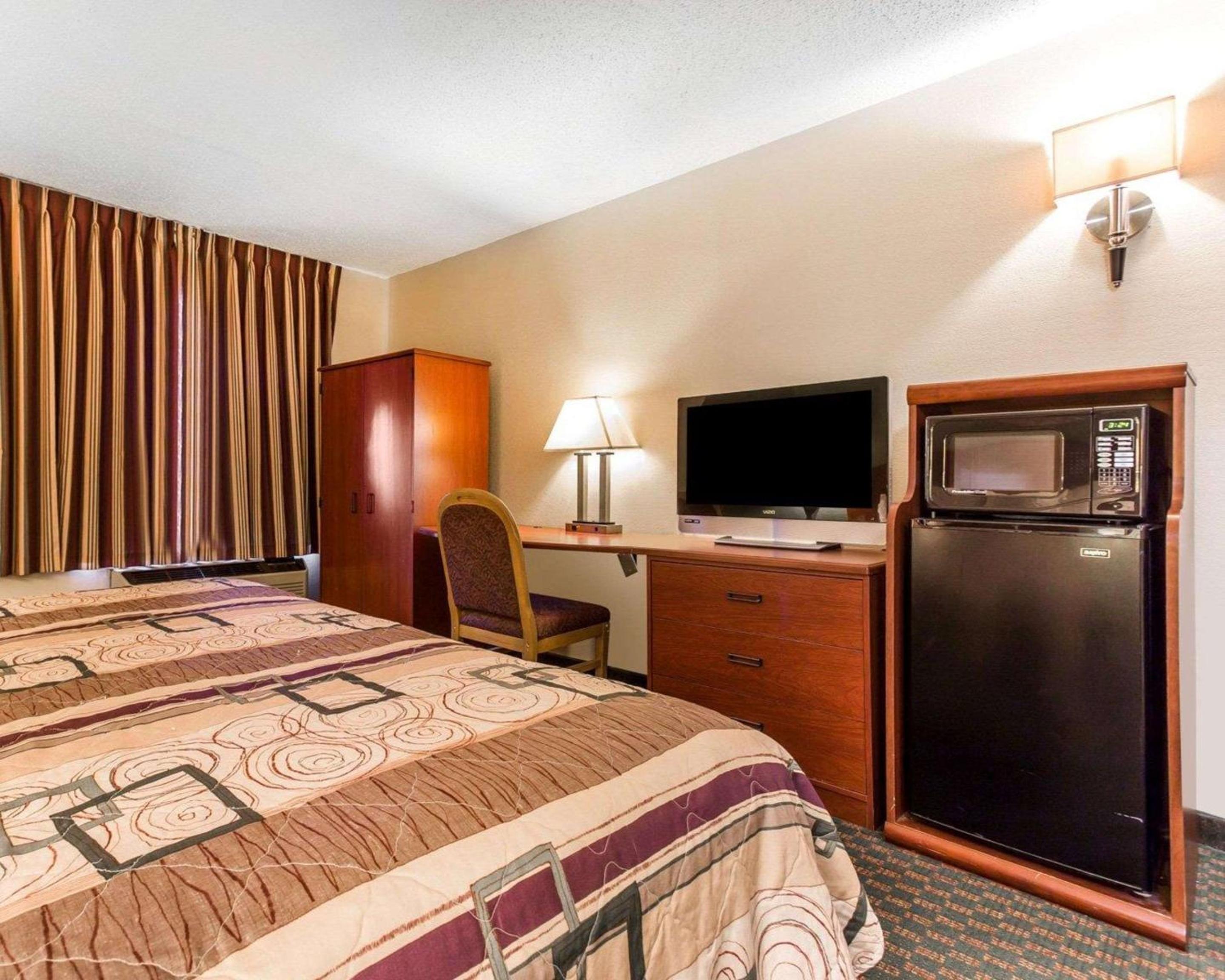 King Room - Non-Smoking - Photo 3