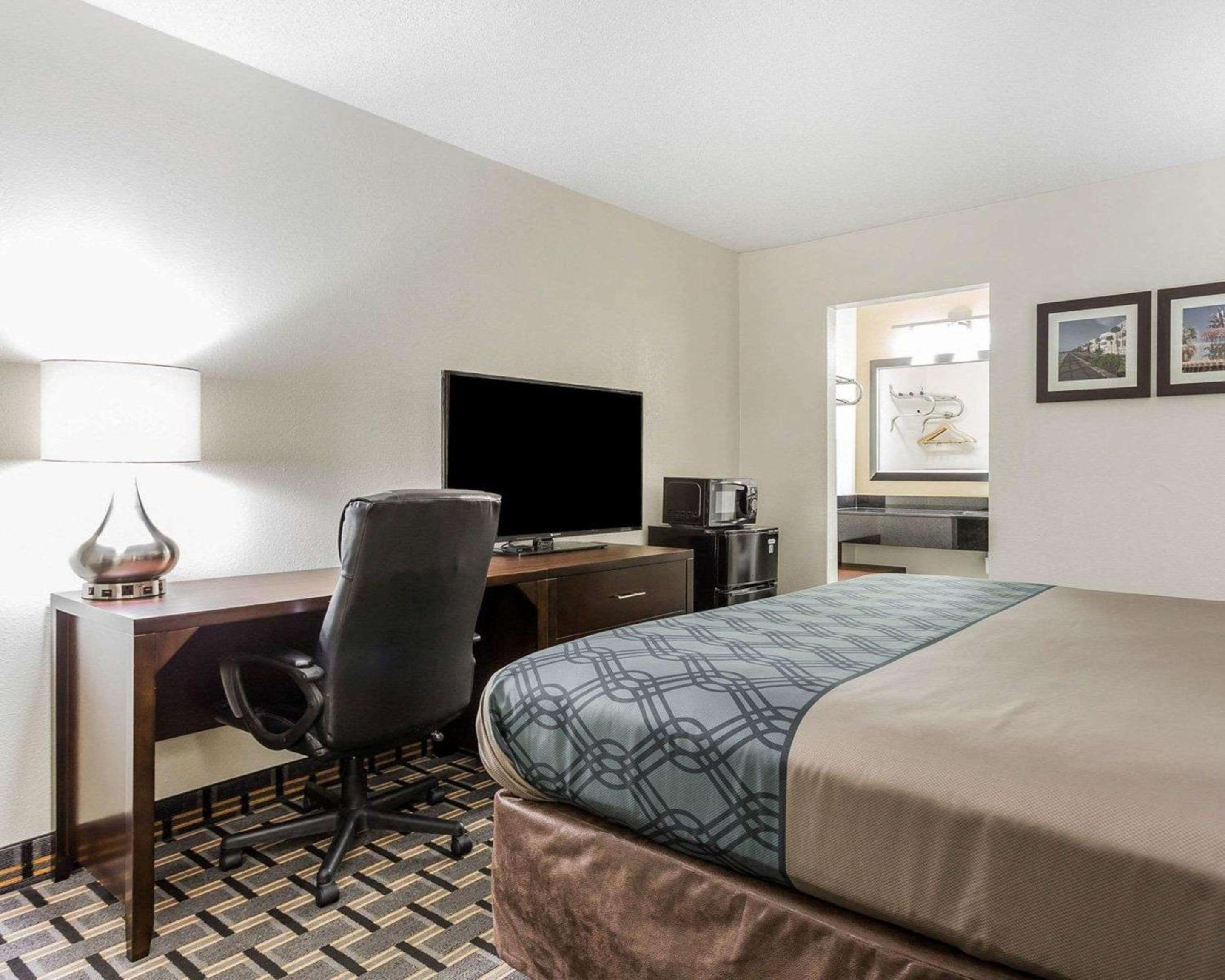 King Room - Non-Smoking - Photo 2