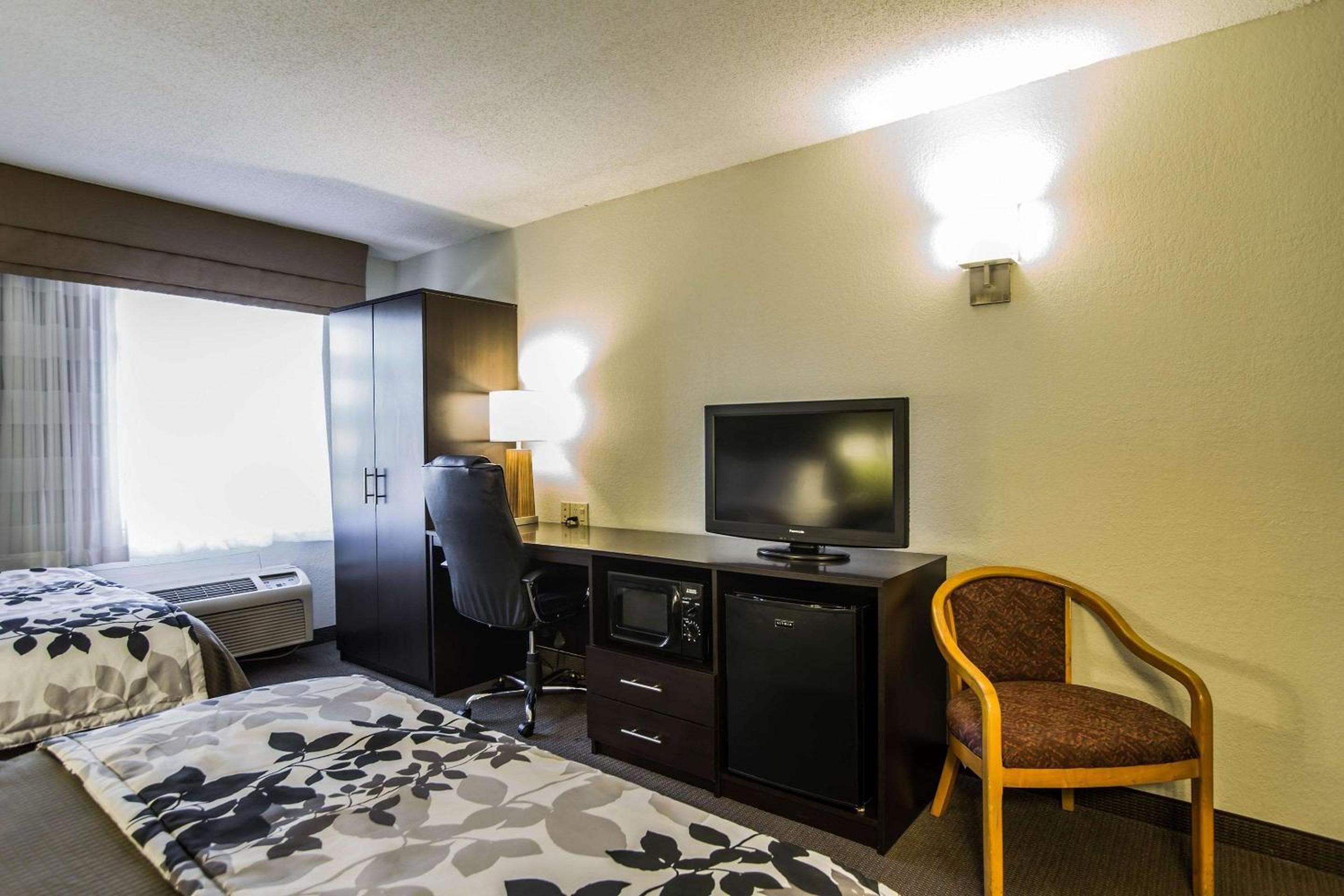 Queen Room with Two Queen Beds - Non-Smoking - Photo 4