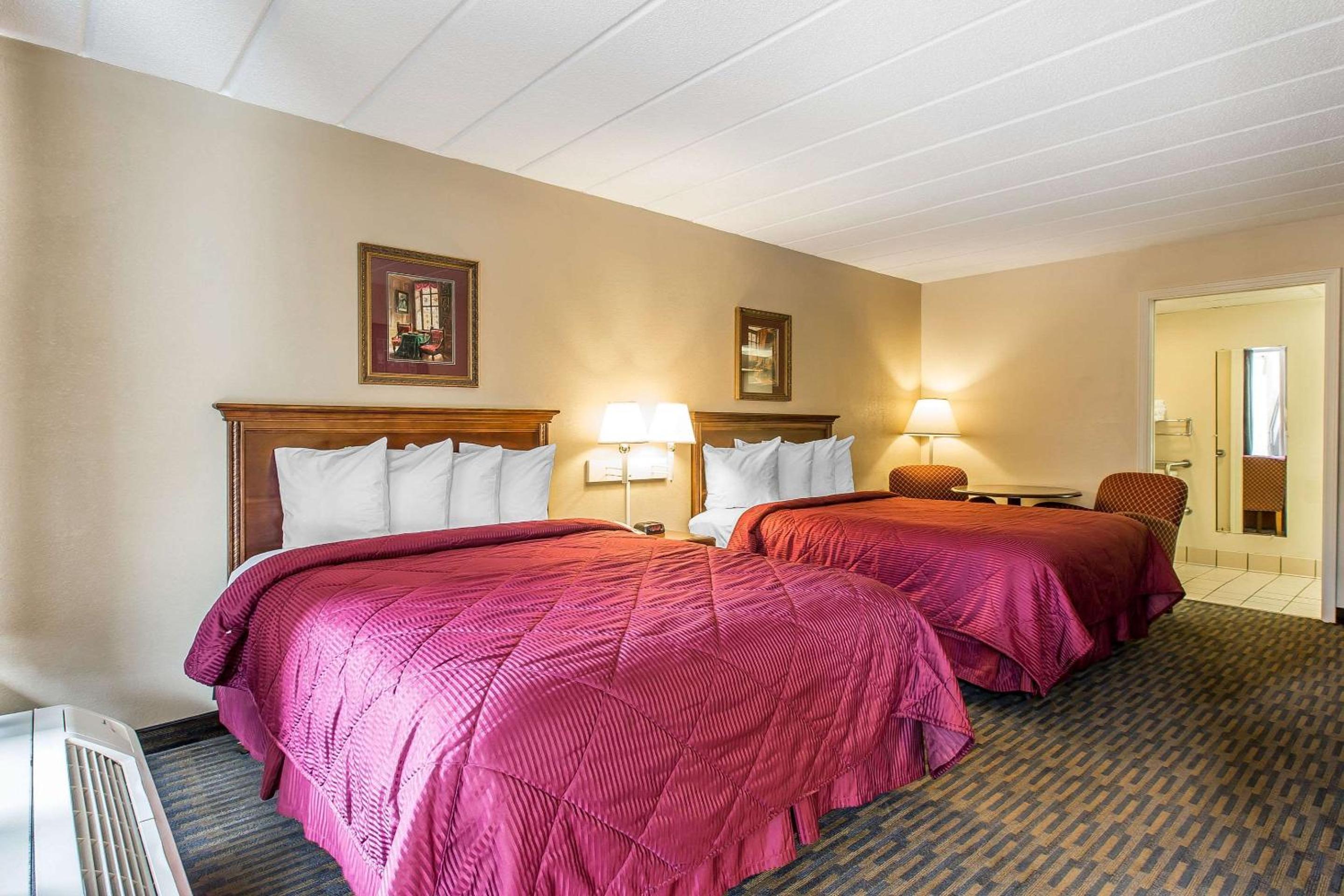 Queen Room with Two Queen Beds - Non-Smoking - Photo 1