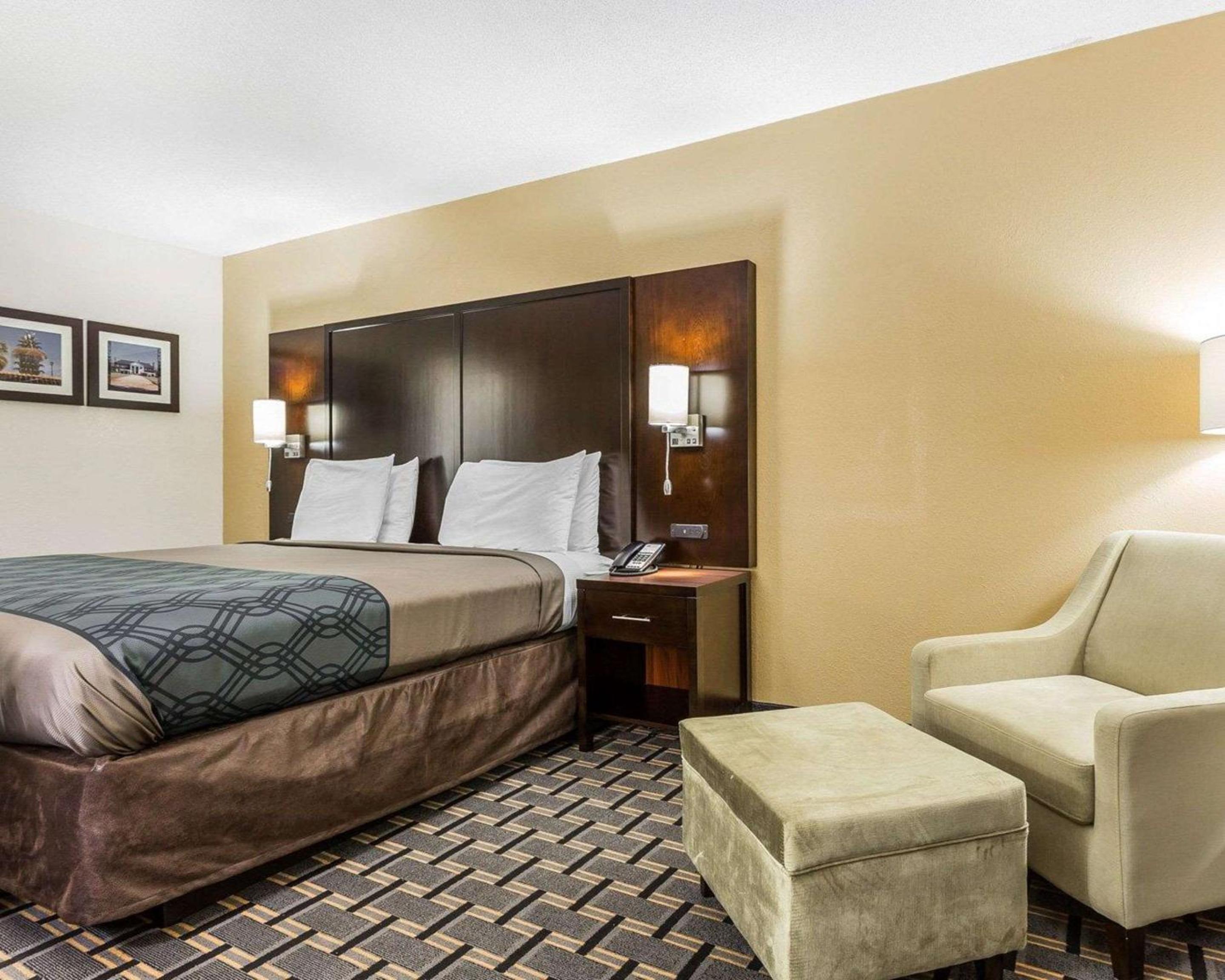 King Room - Non-Smoking - Photo 8