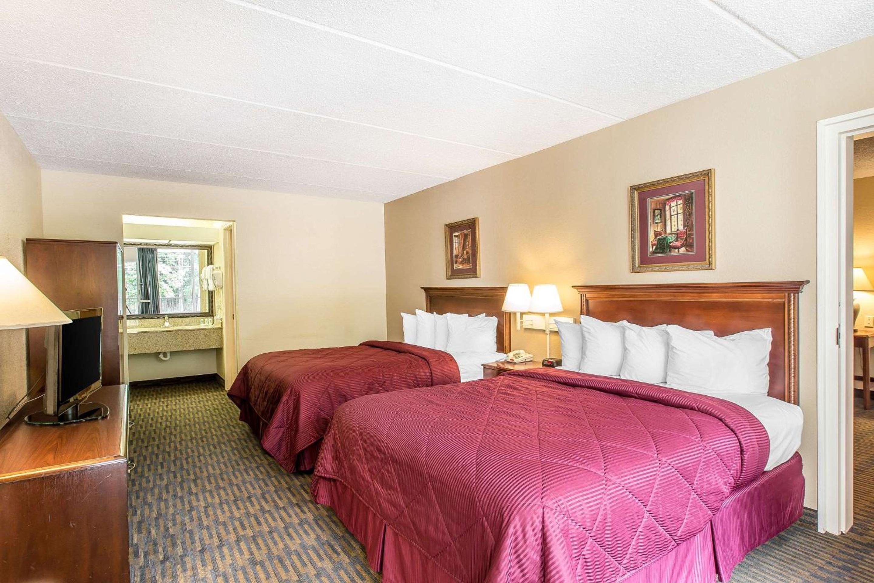 Queen Room with Two Queen Beds - Non-Smoking - Photo 2