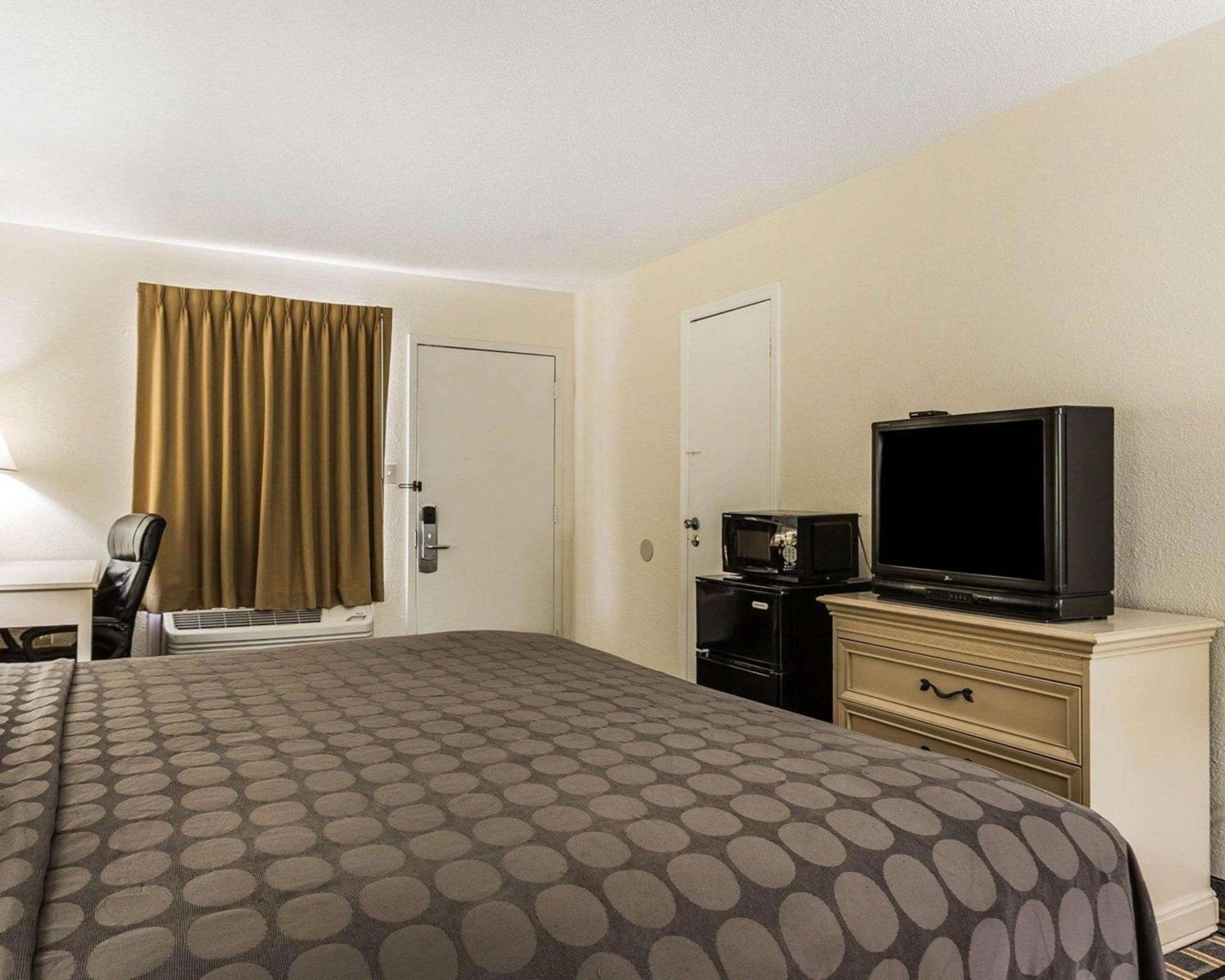 King Room - Non-Smoking - Photo 3