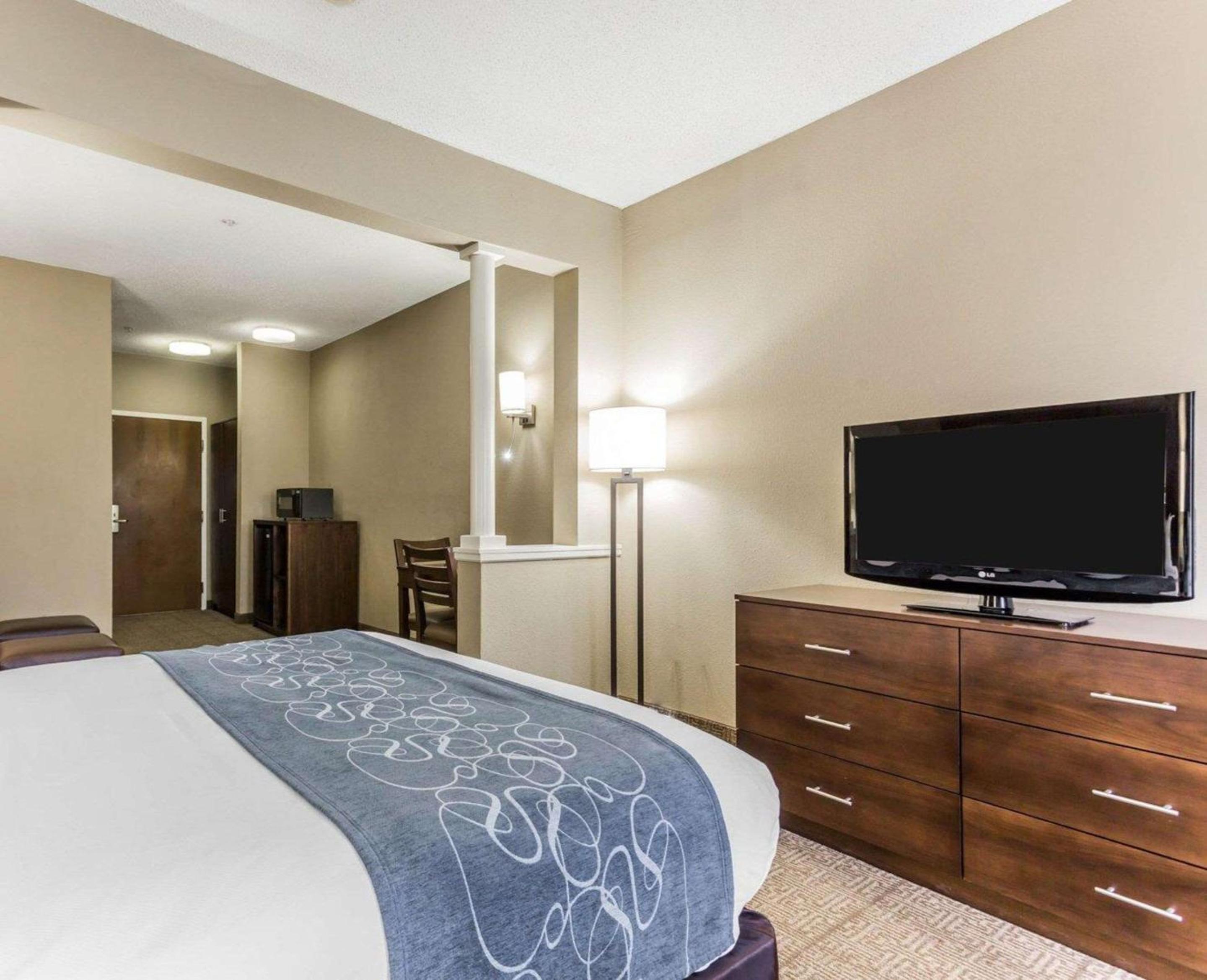 King Suite - Accessible/Non-Smoking - Photo 3