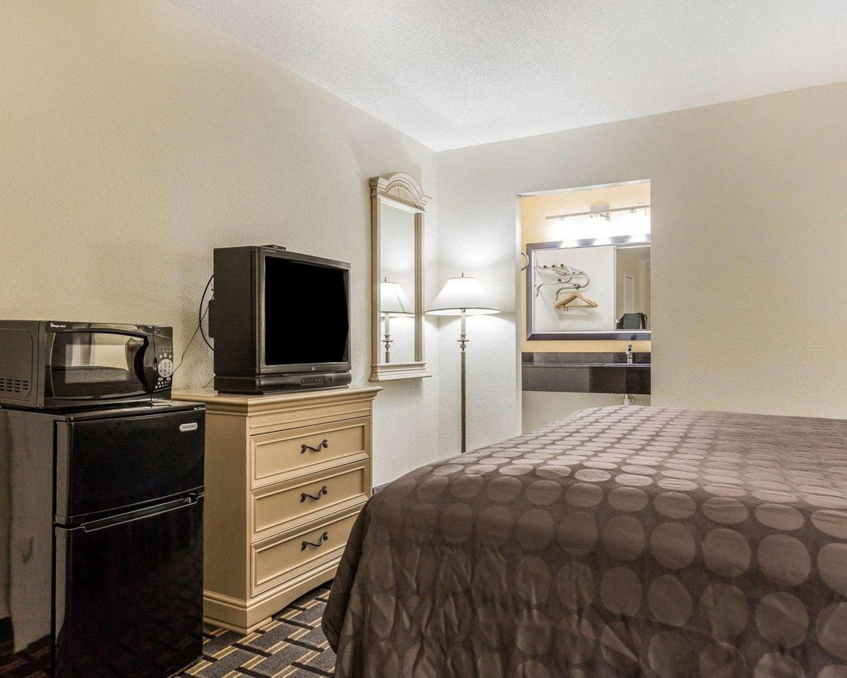 King Room - Non-Smoking - Photo 7