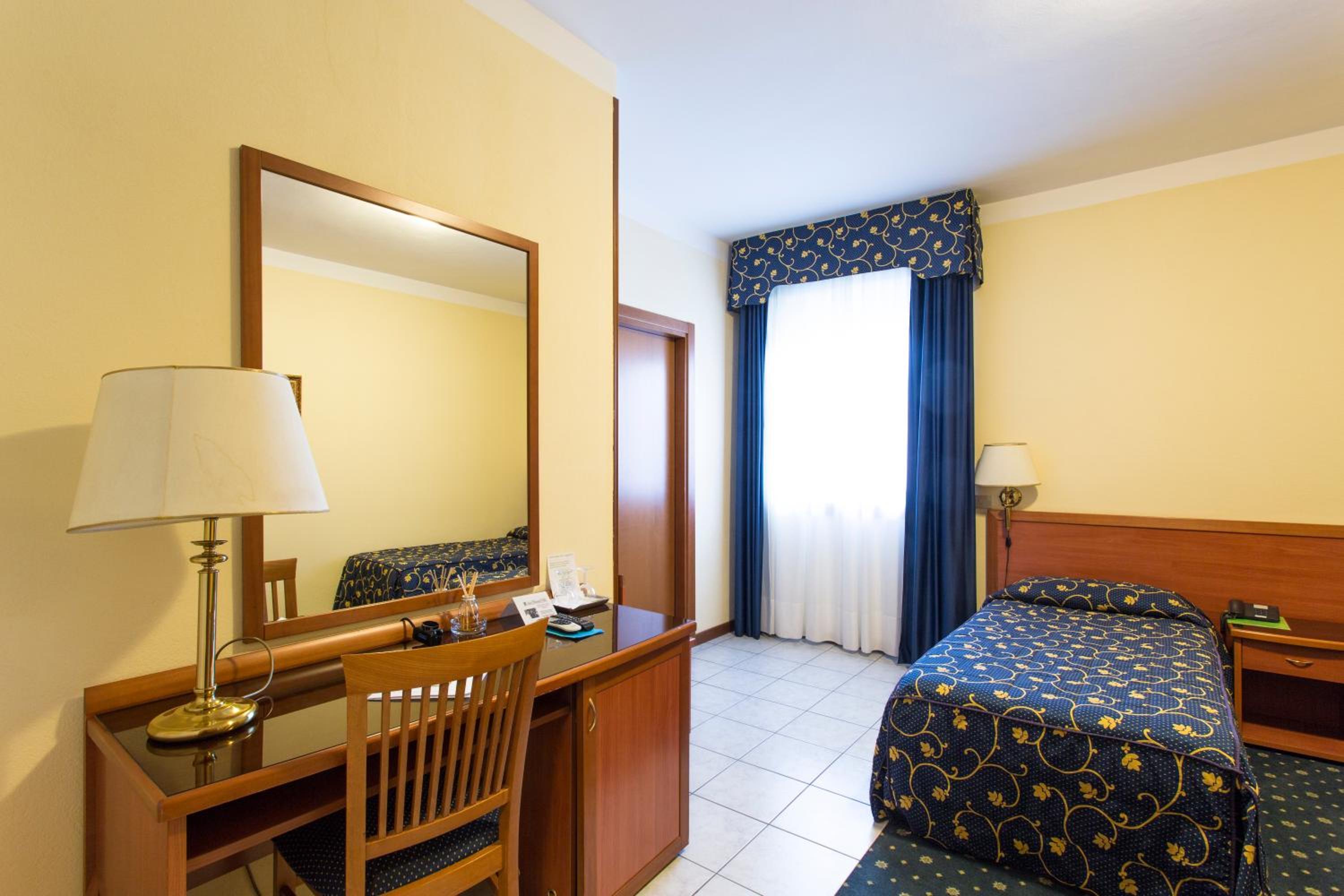 Twin Room - Photo 3