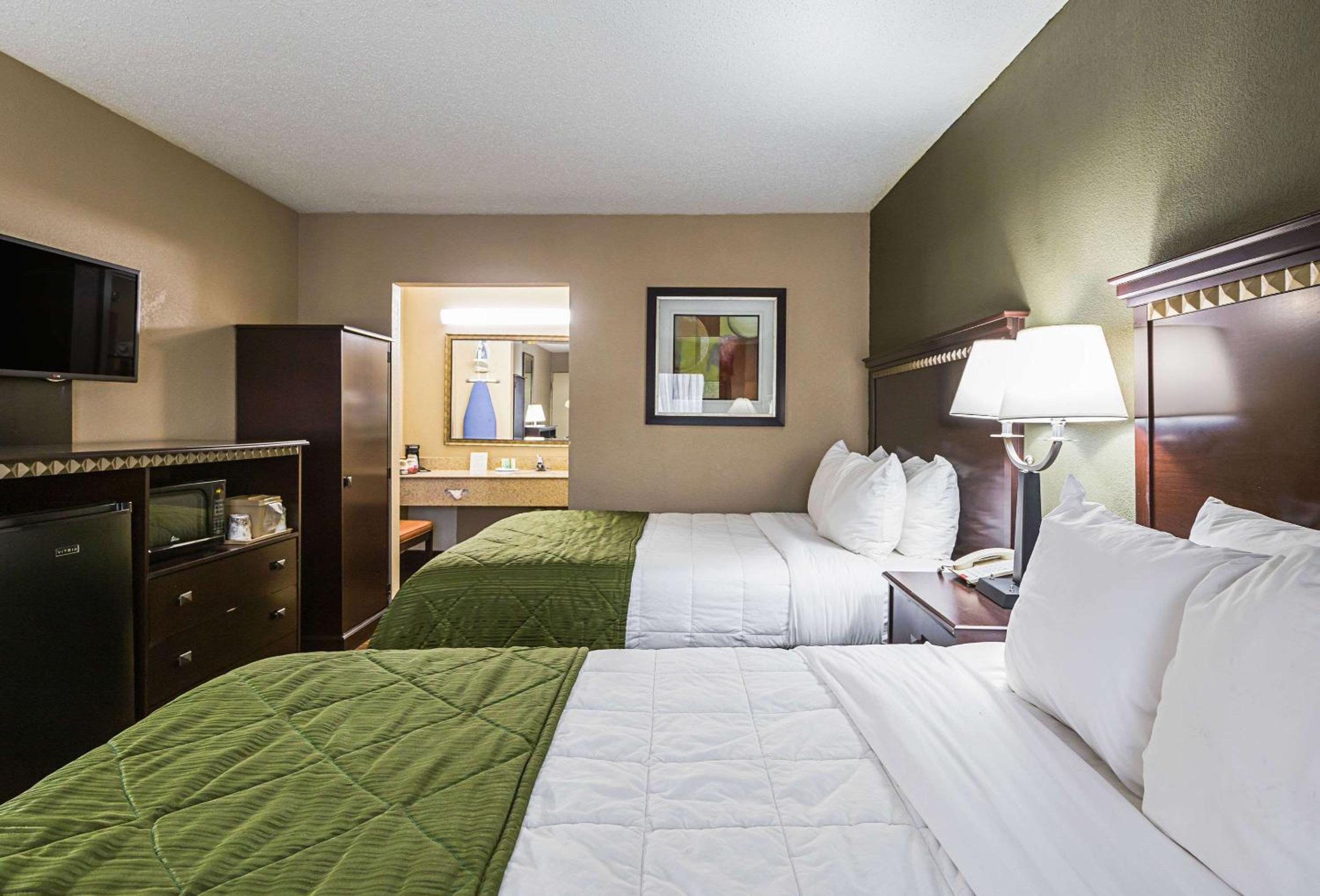 Queen Room with Two Queen Beds photo 1