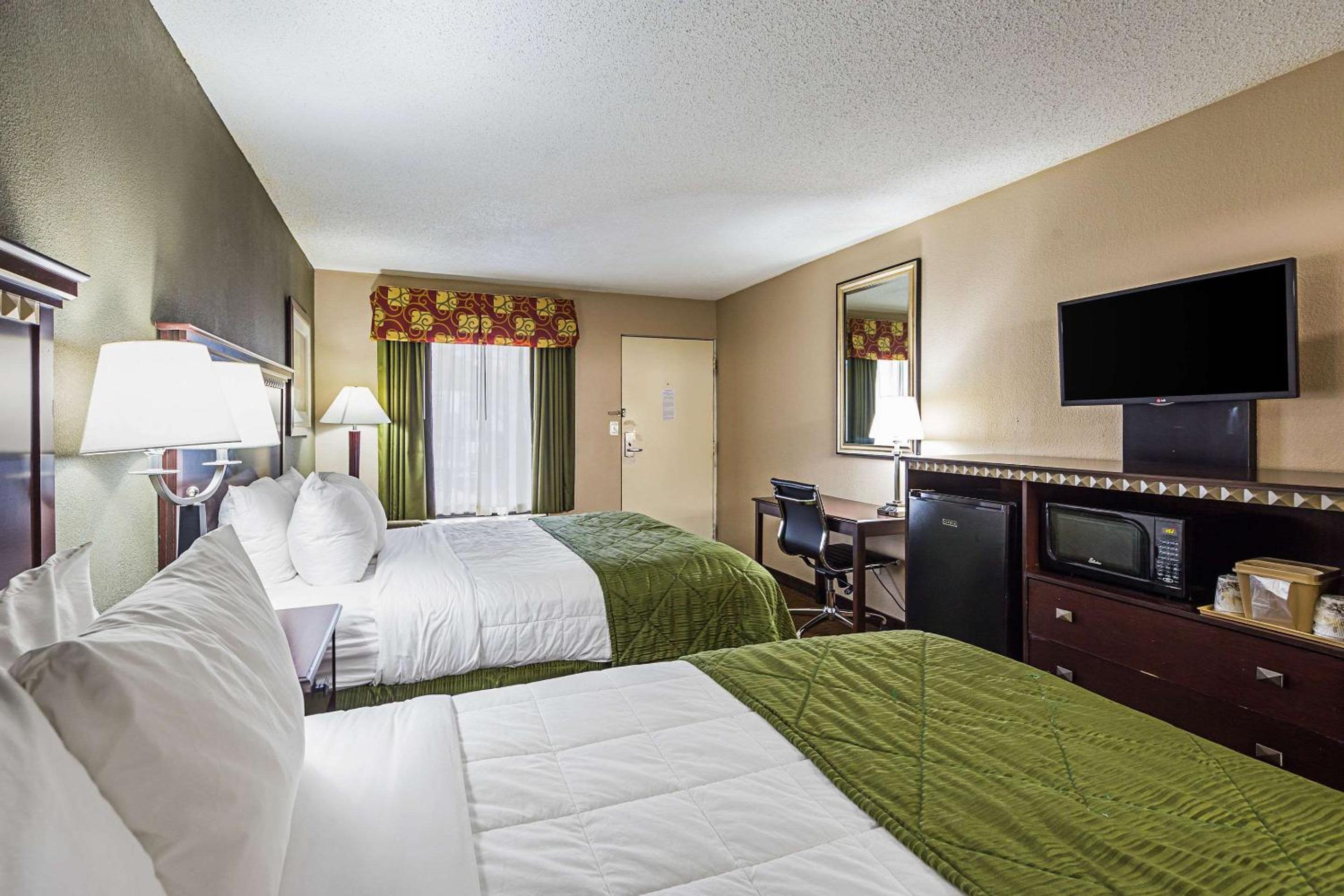 Queen Room with Two Queen Beds photo 3