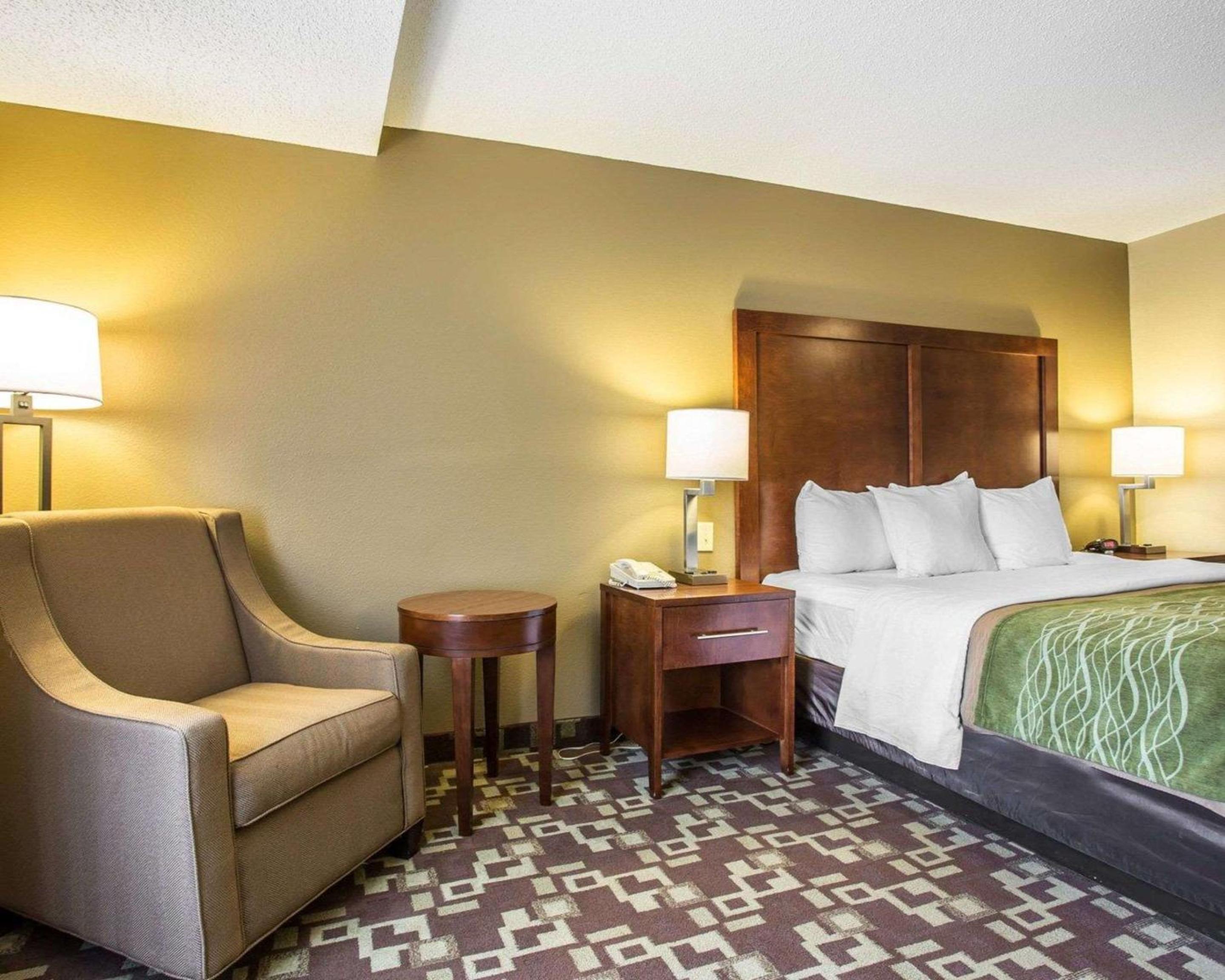 King Room - Non-Smoking - Photo 4