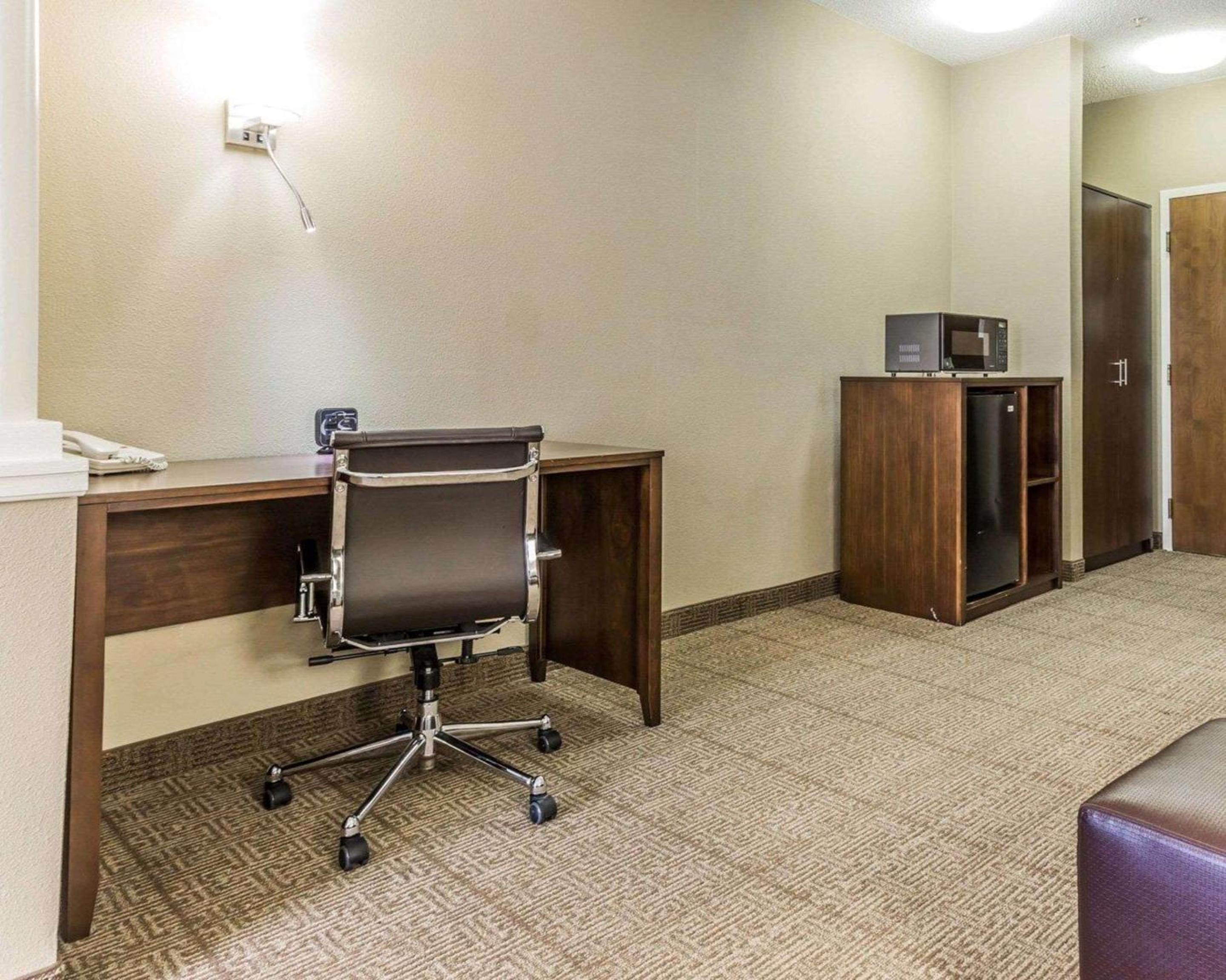 King Suite - Non-Smoking - Photo 3