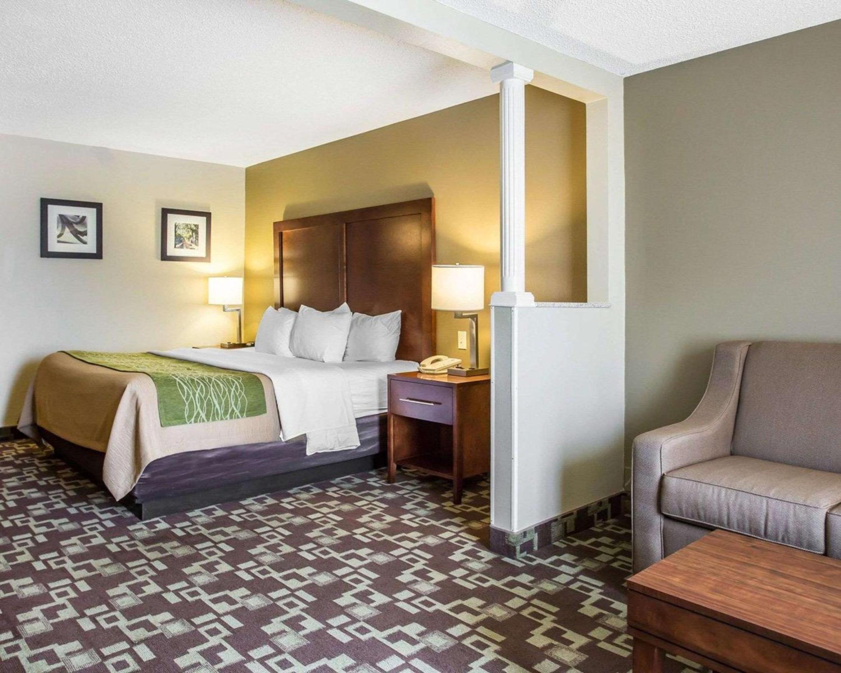 King Suite - Non-Smoking - Photo 2