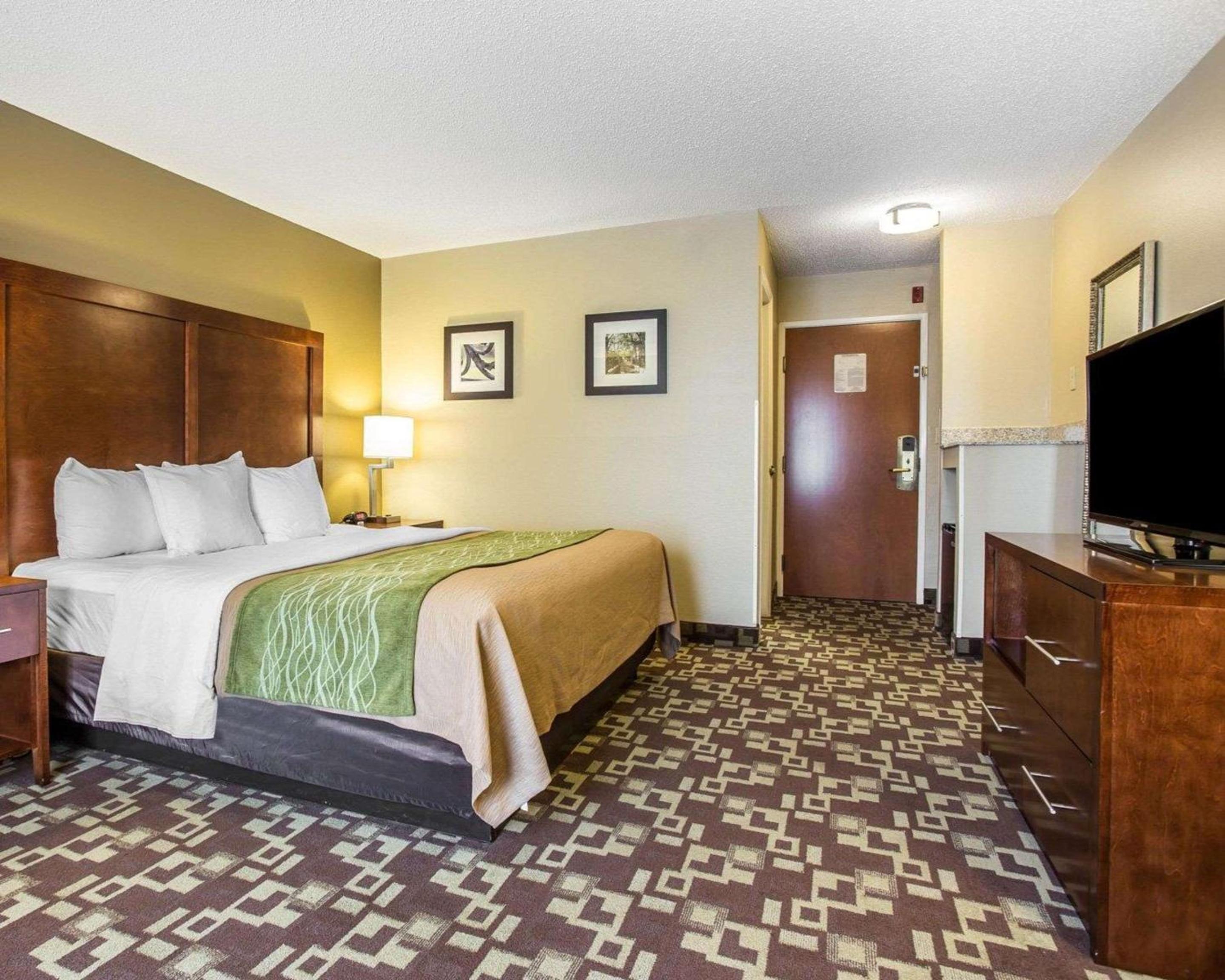 King Room - Non-Smoking - Photo 3