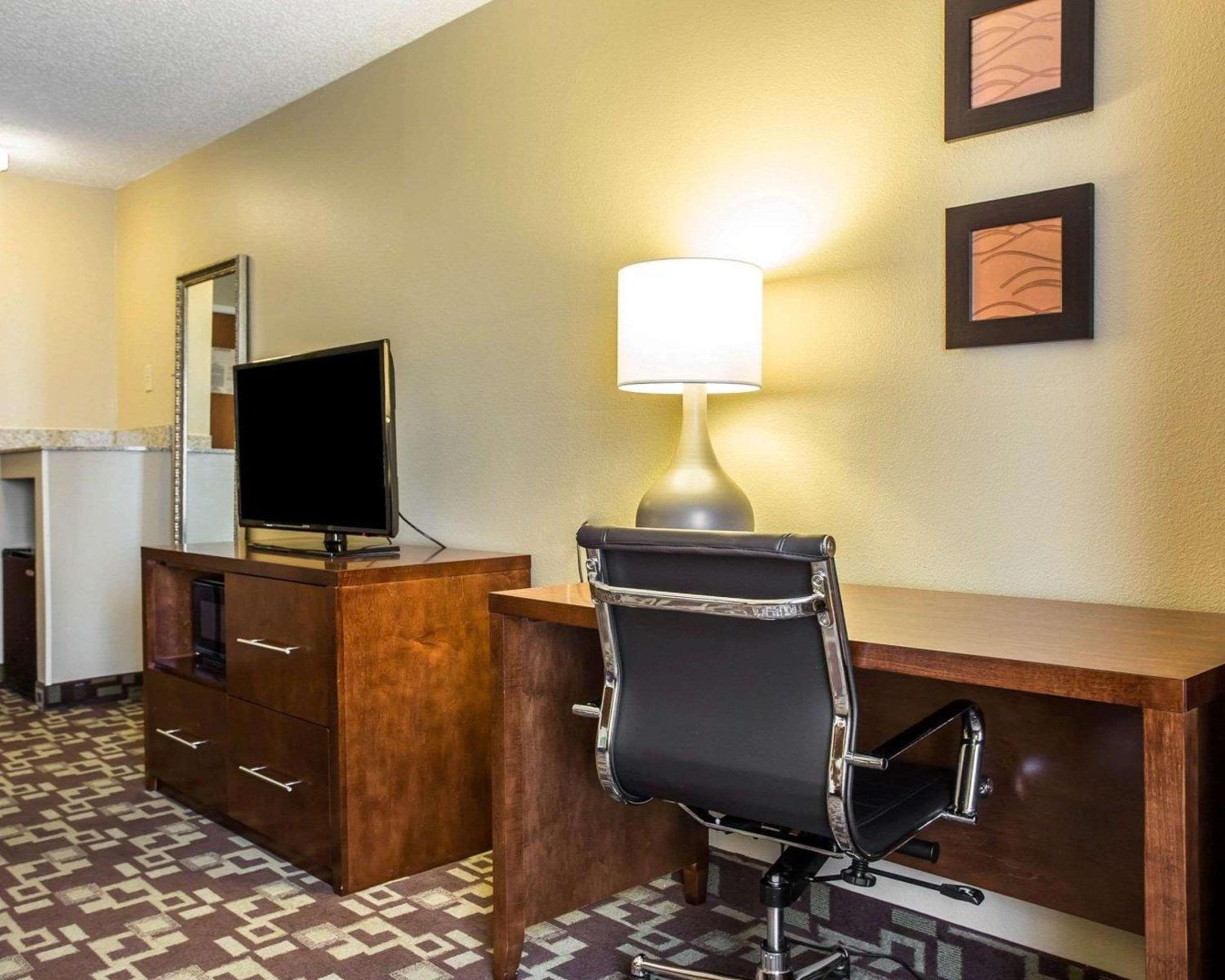 King Room - Non-Smoking - Photo 2