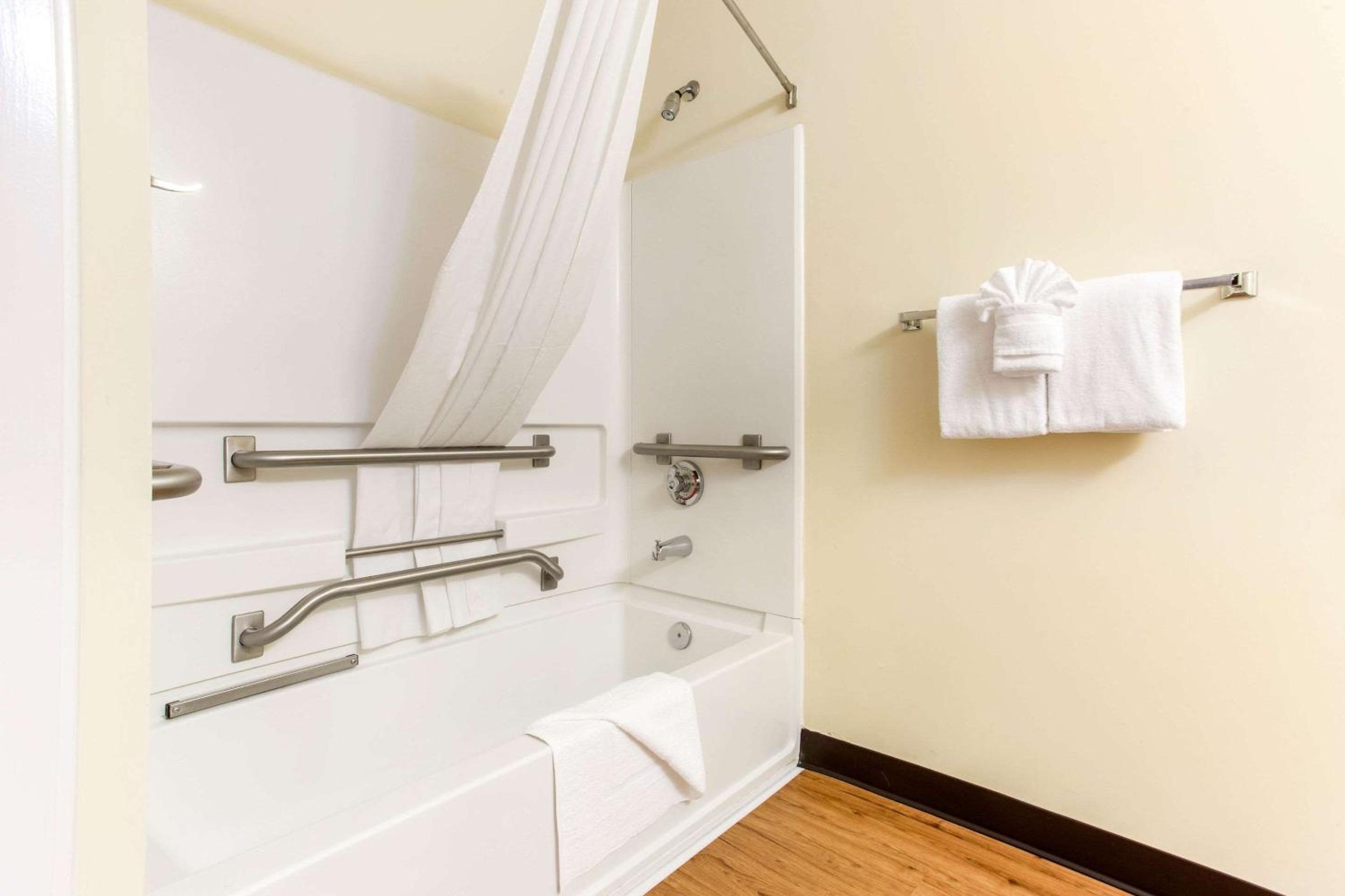 Queen Room - Disability Access - Photo 5