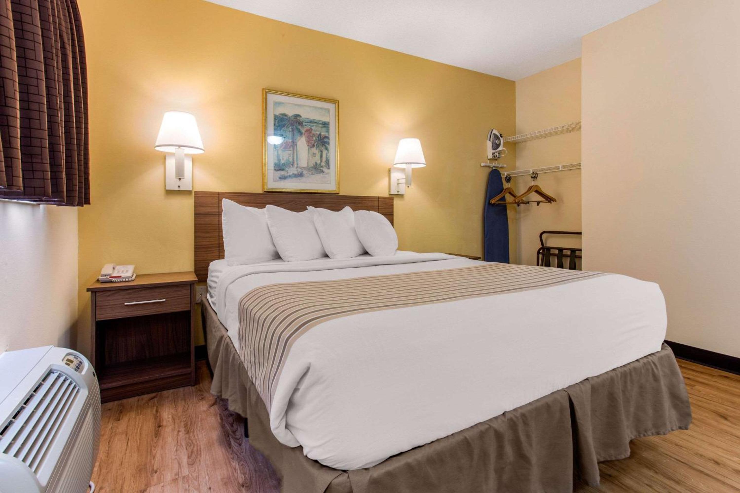 Queen Room - Disability Access - Photo 4