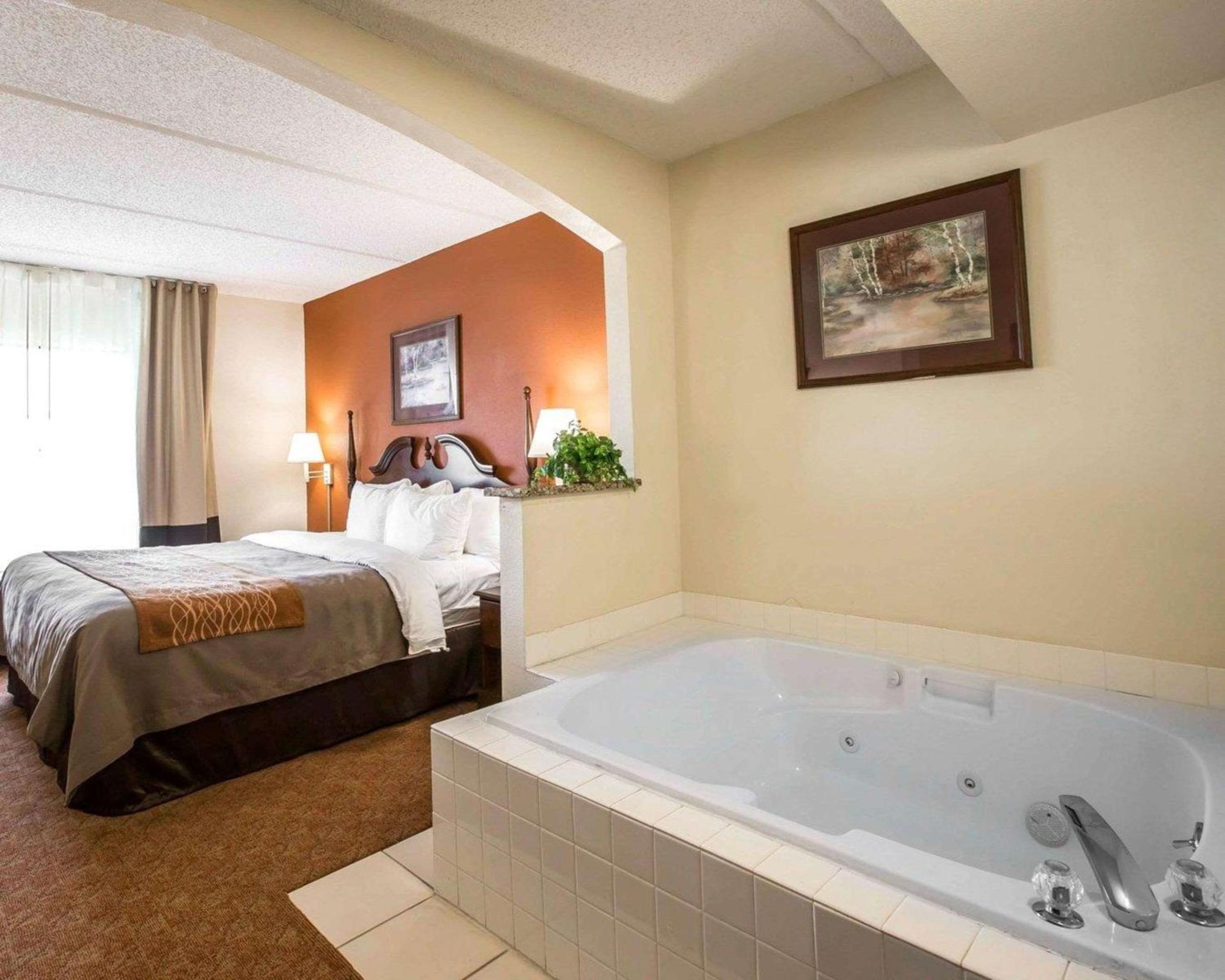 King Suite - Non-Smoking - Photo 5