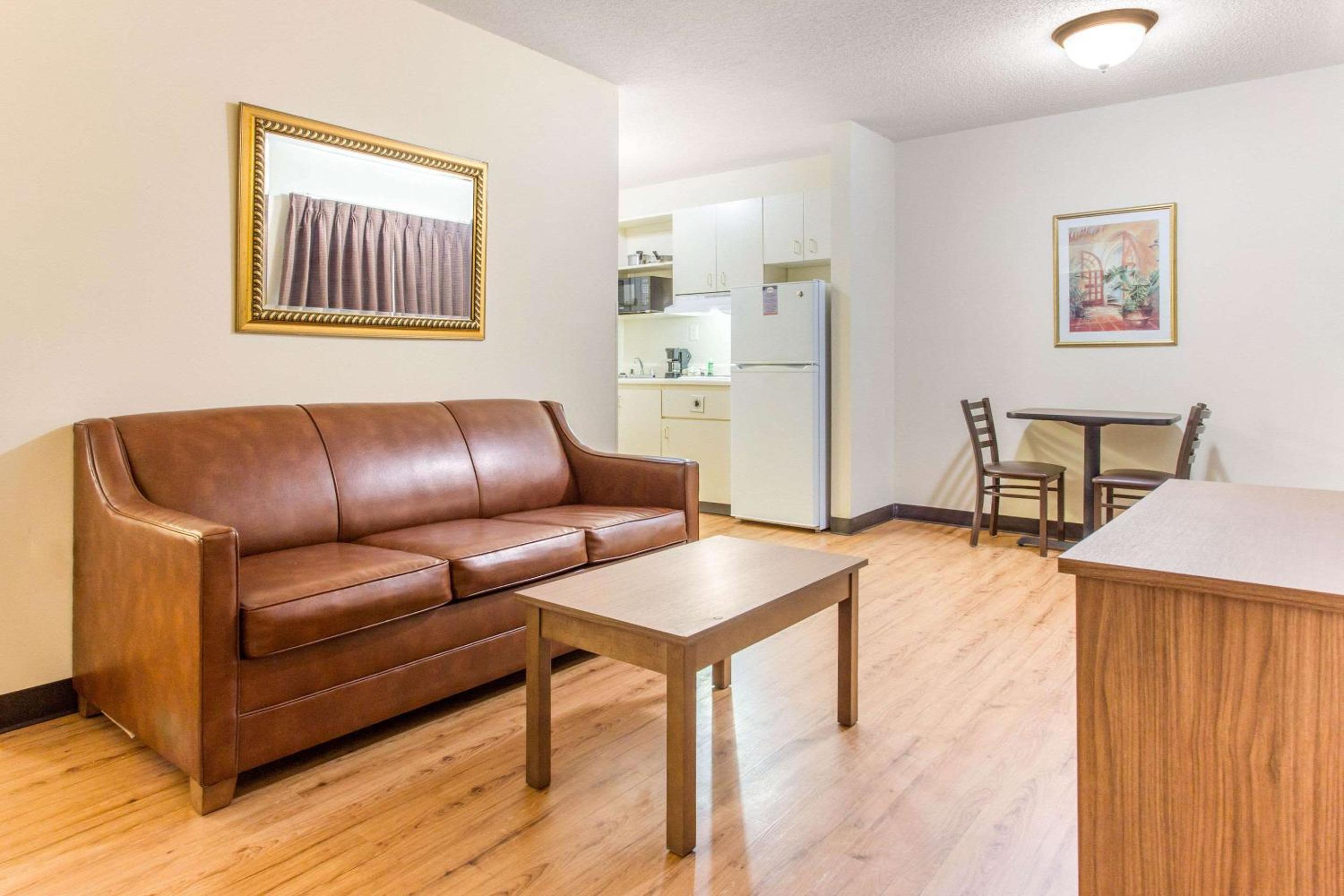 Queen Room - Disability Access - Photo 3