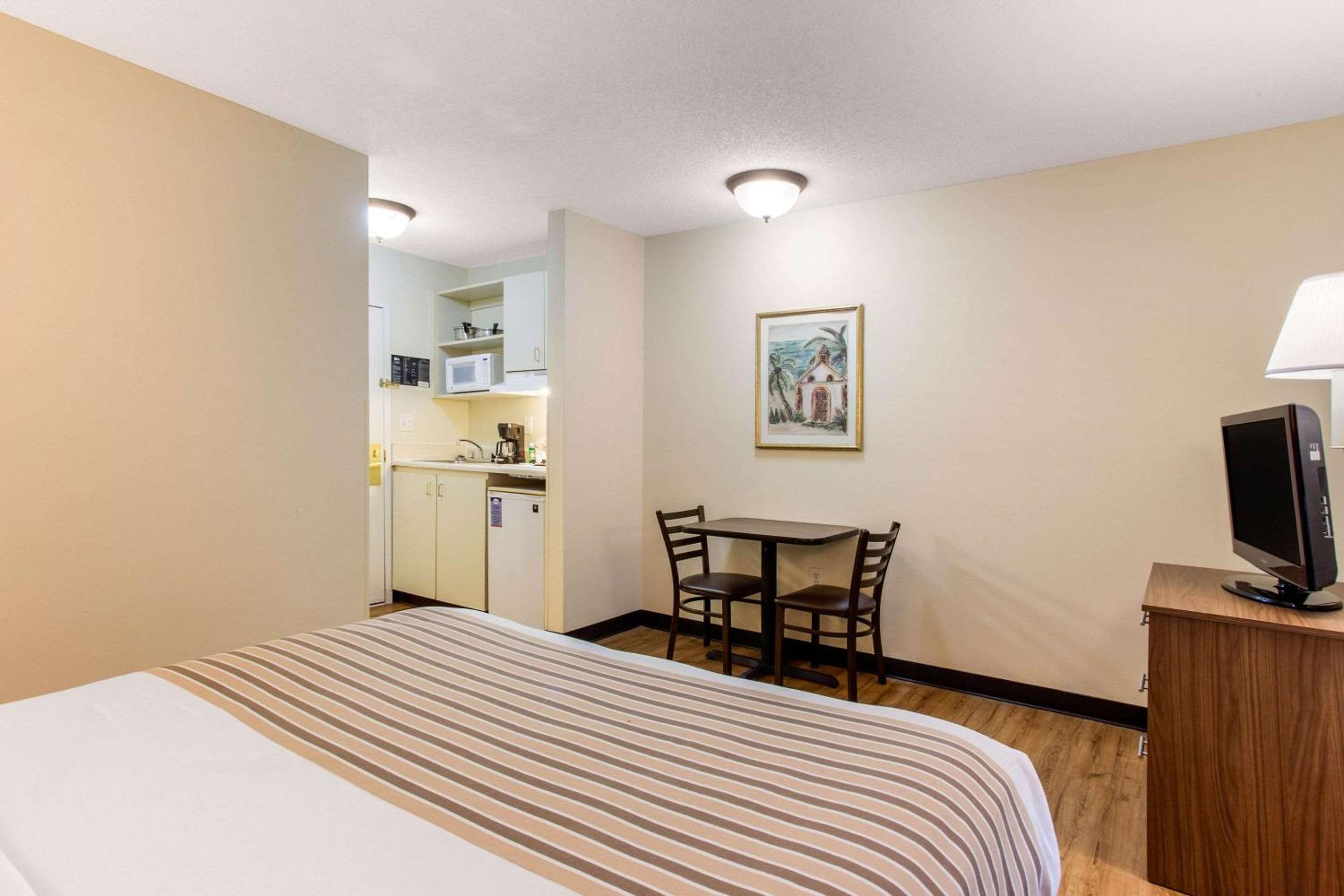 Deluxe King Room - Non-Smoking - Photo 1