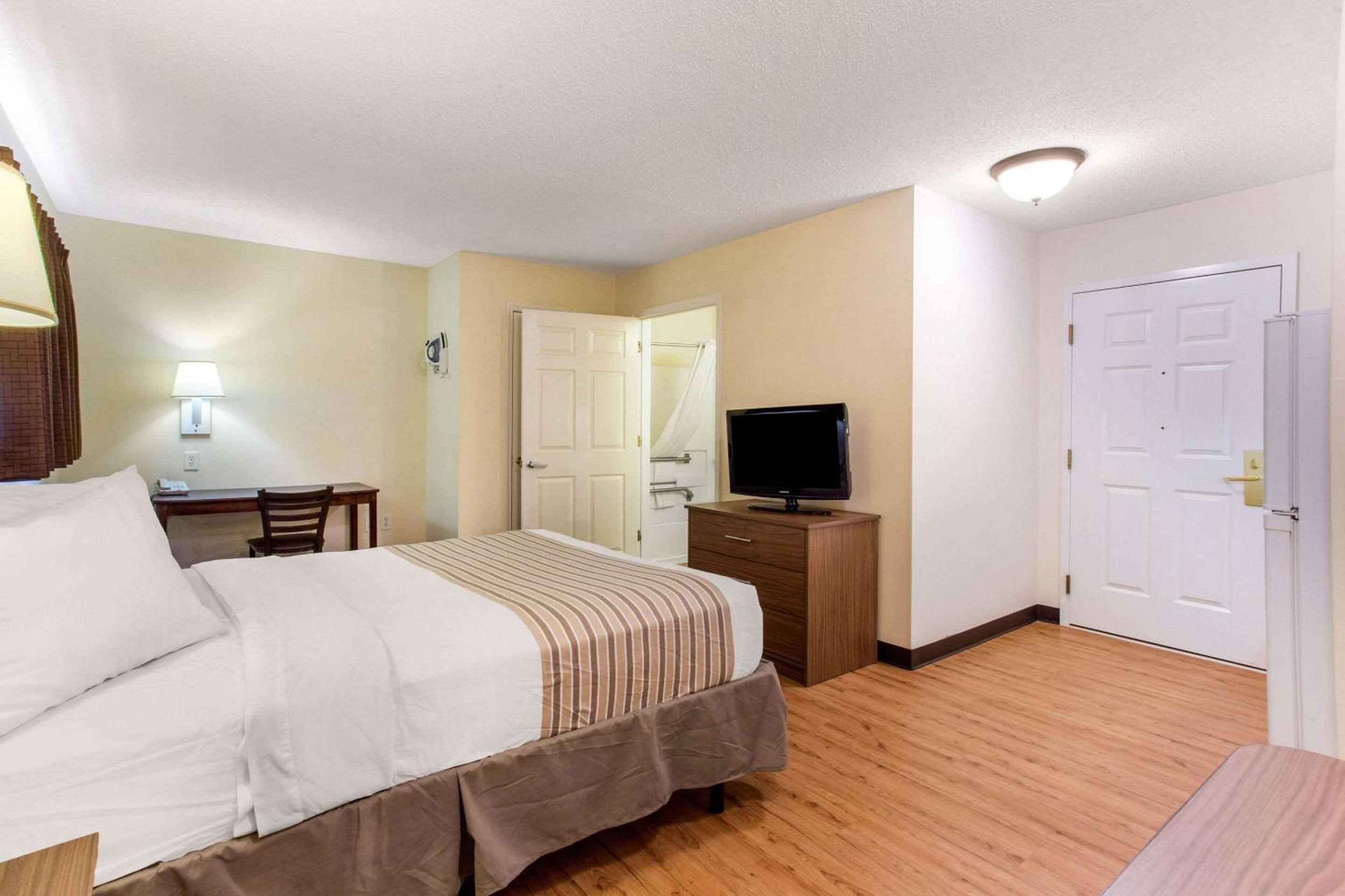 Queen Room - Disability Access - Photo 2