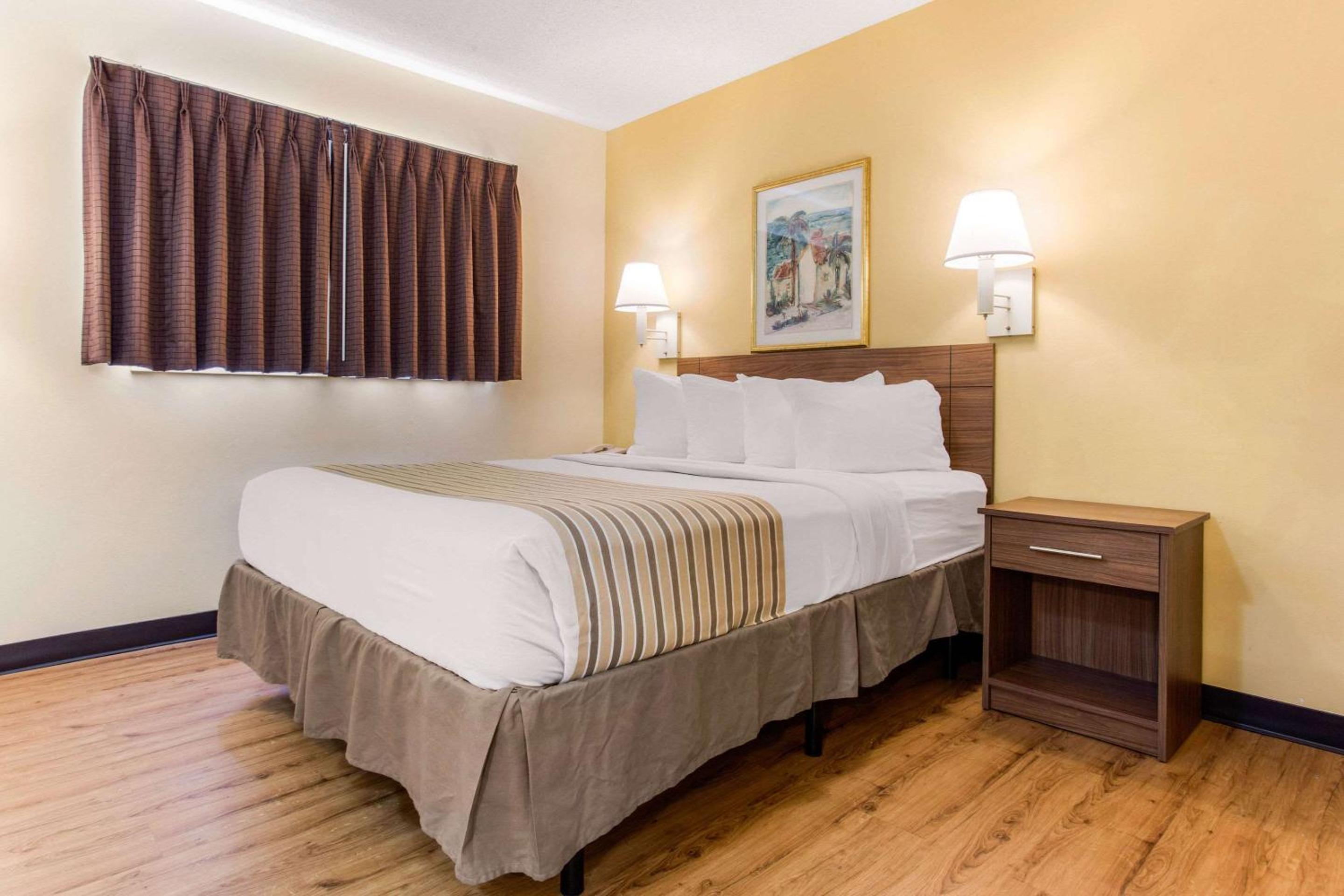Queen Room - Disability Access - Photo 1