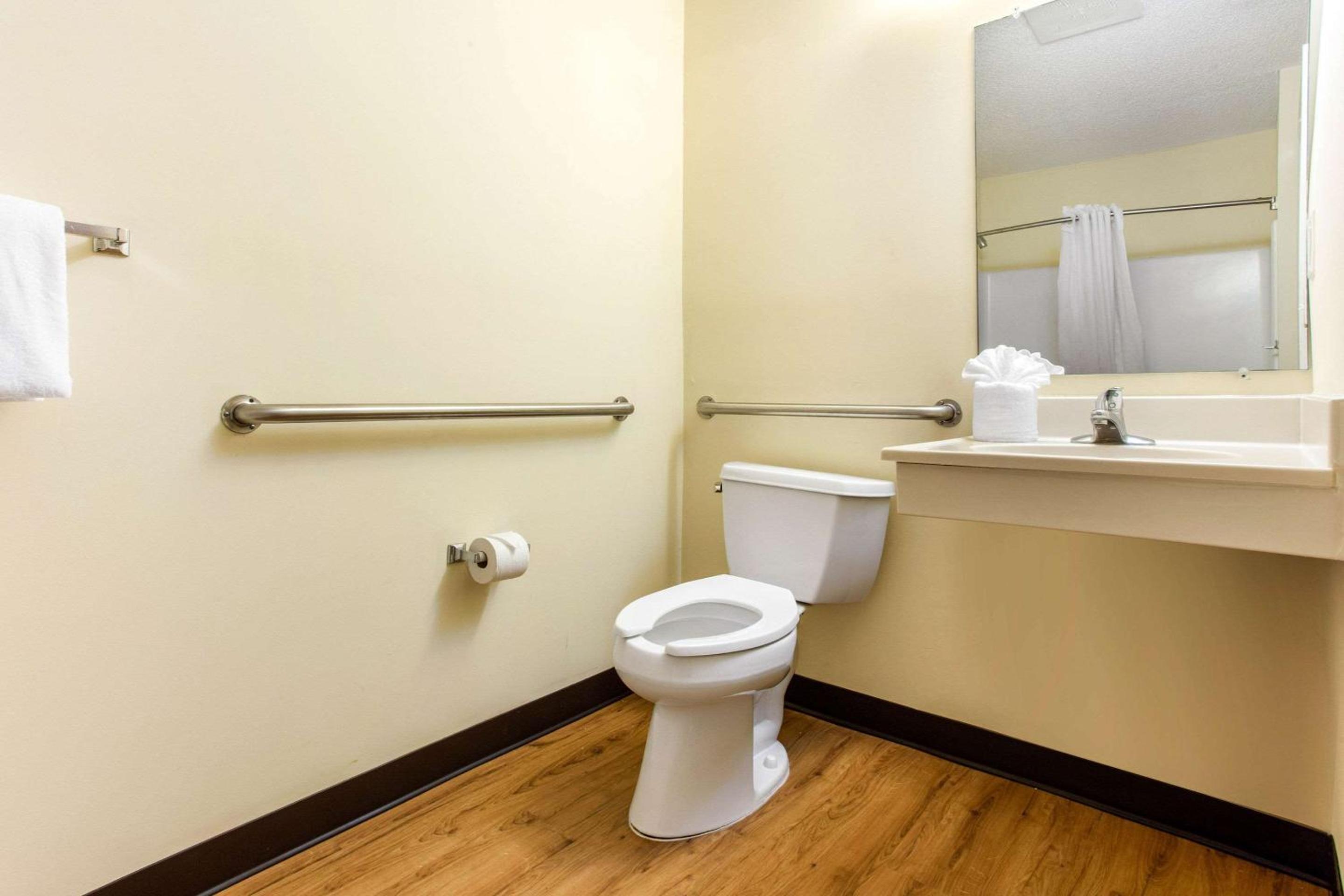 King Room - Non-Smoking - Photo 3